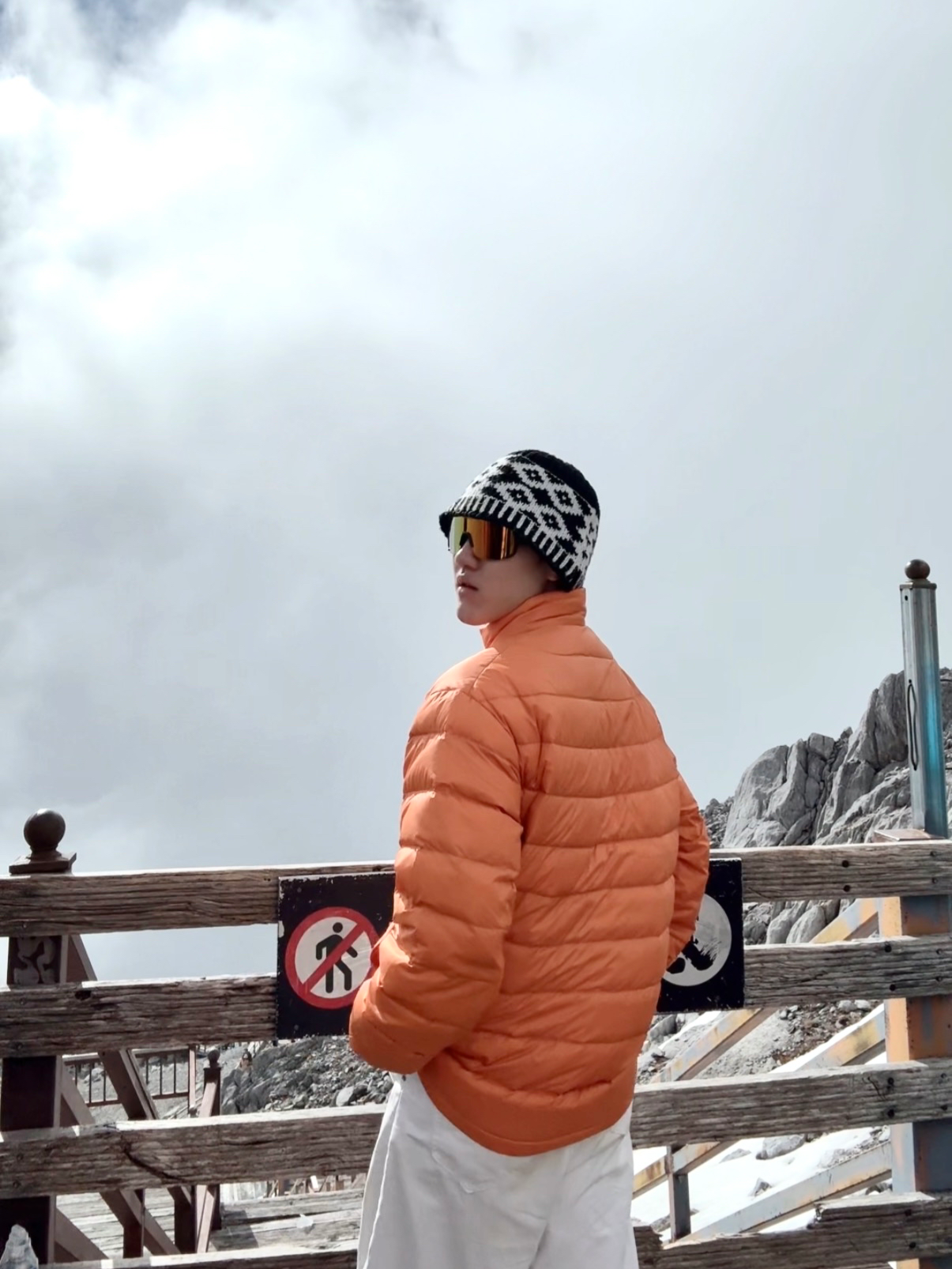 雪山出行穿搭｜暖橙轻薄羽绒服太出片