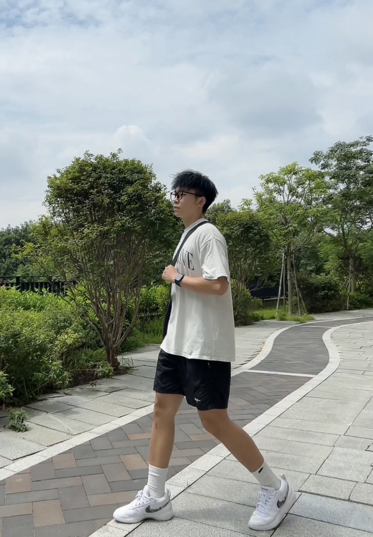 夏天穿运动短裤真舒服！