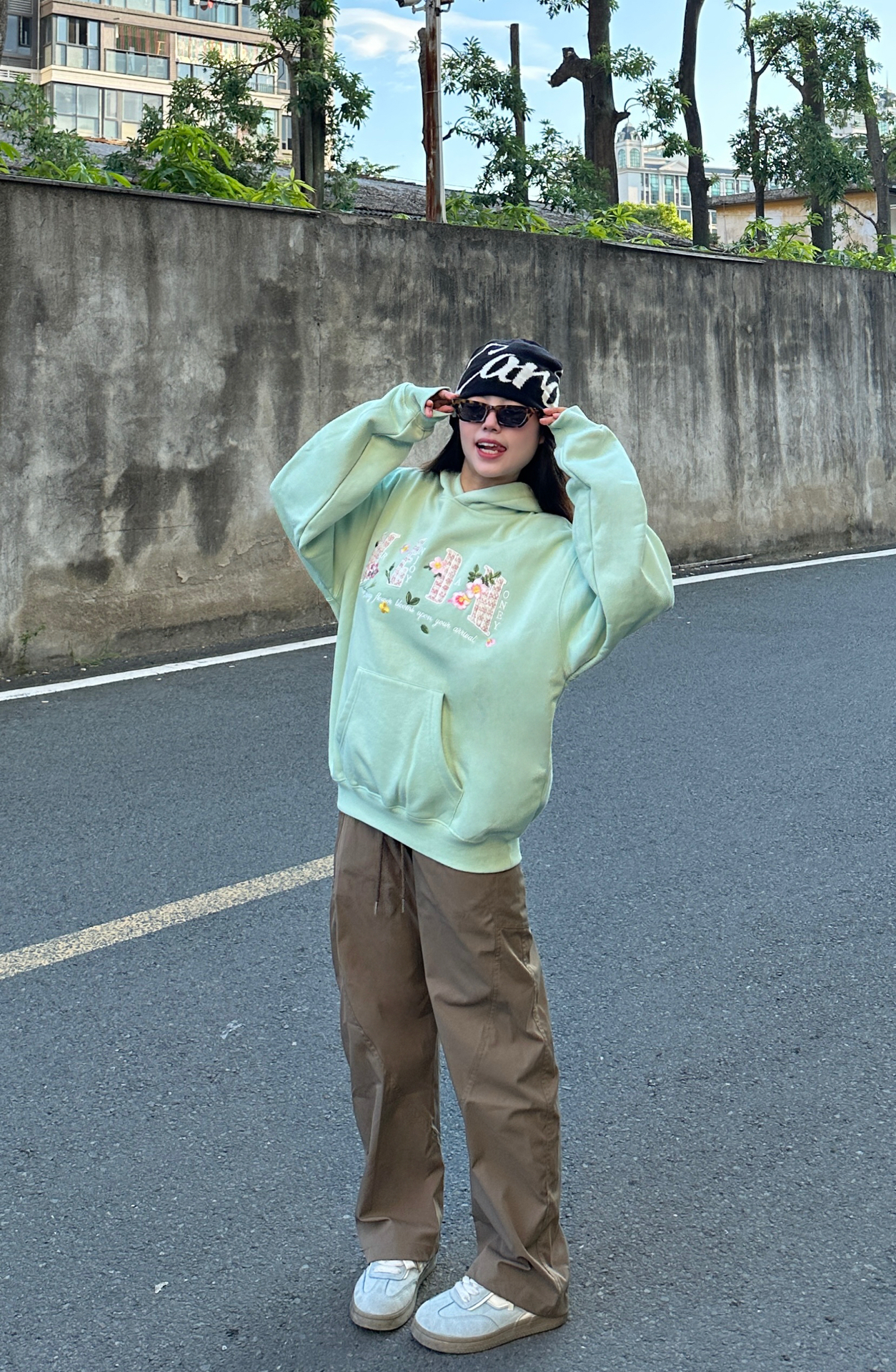 浅绿卫衣拿捏工装松弛感