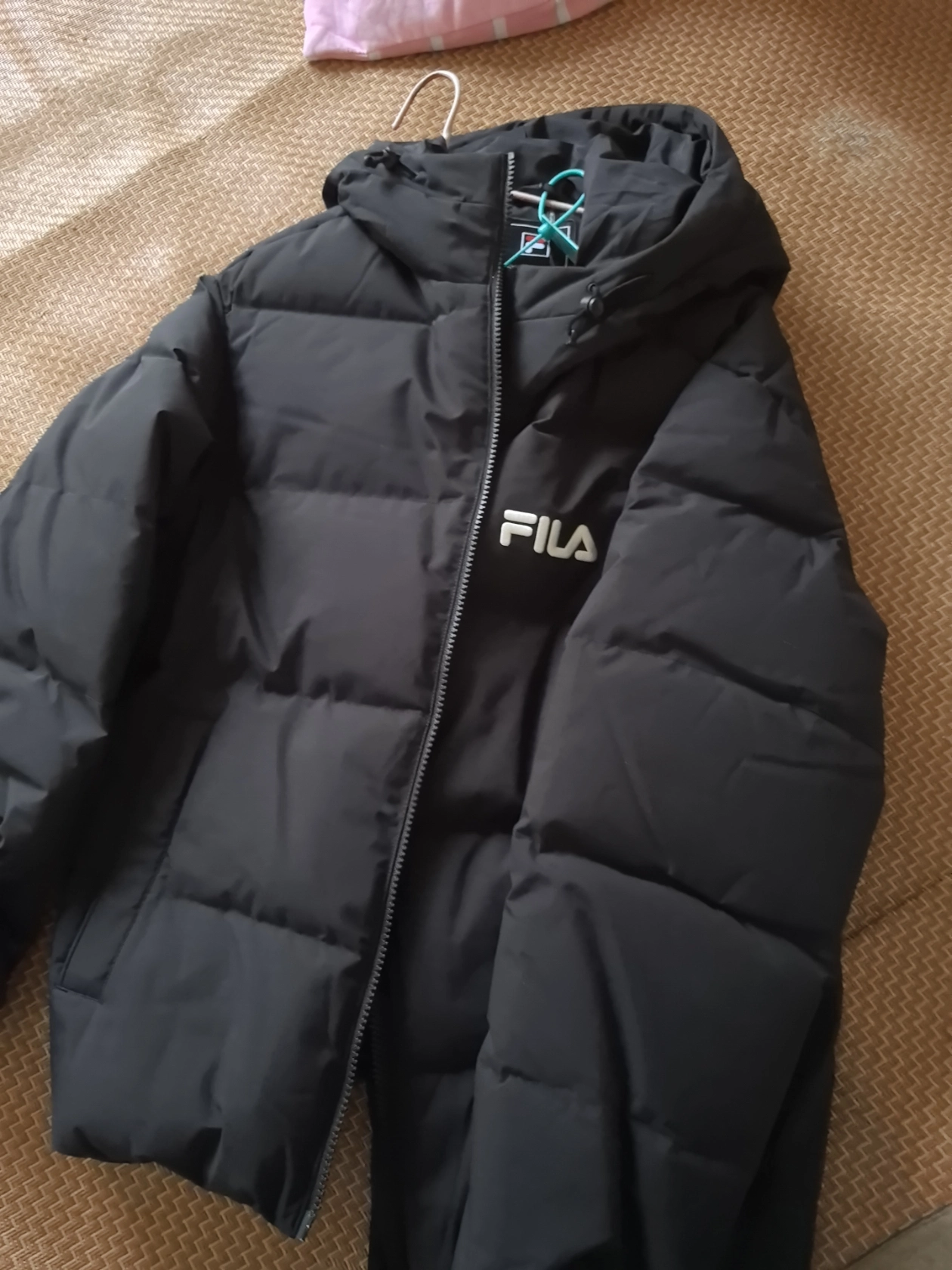 降温前入的黑色羽绒服 南方够穿