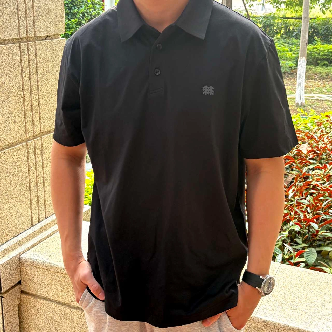 夏天穿Polo不油腻！这件黑款太懂通勤党👔