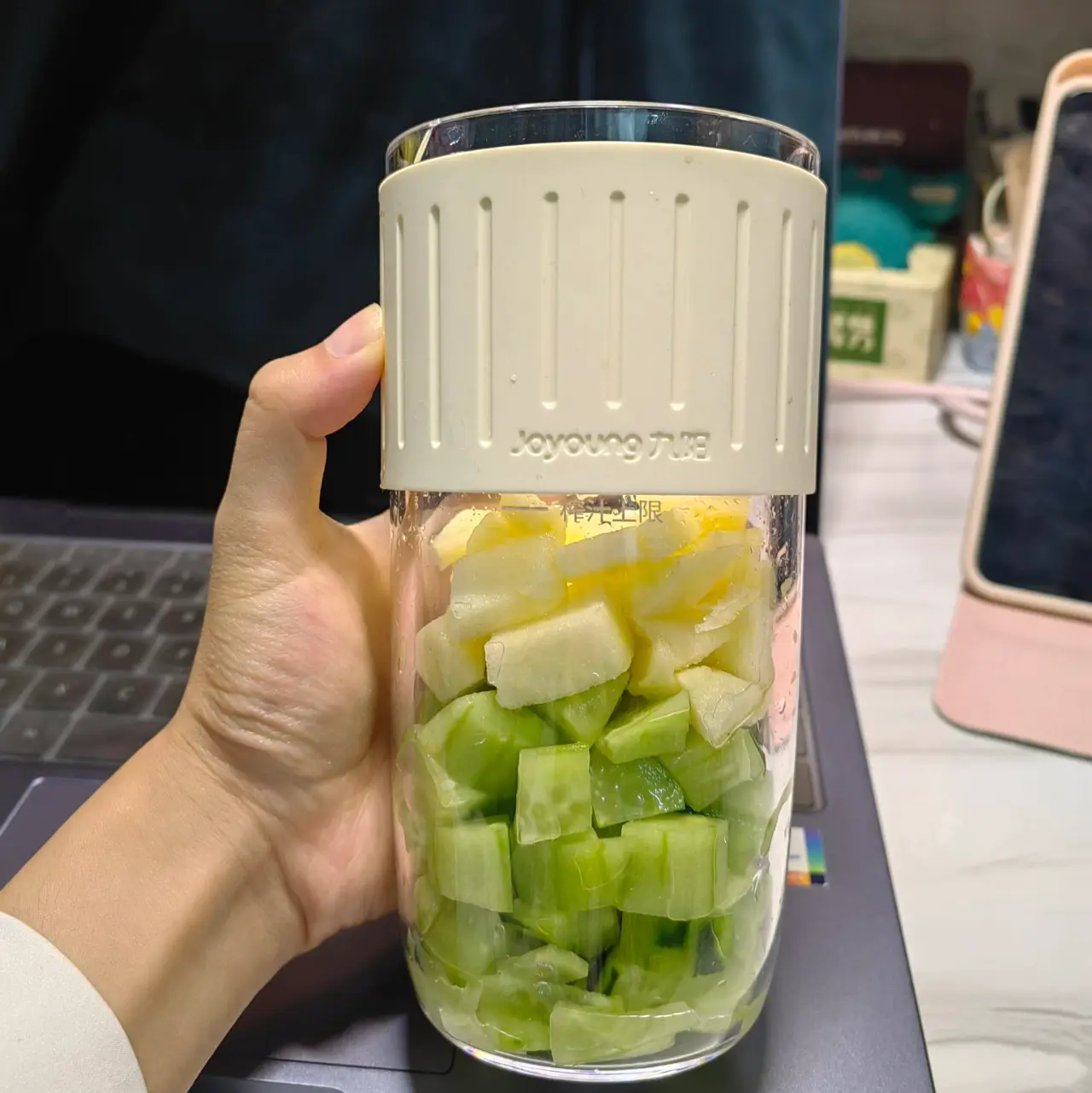 这榨汁机是水果杀手吧!喝果汁像在嚼彩虹!