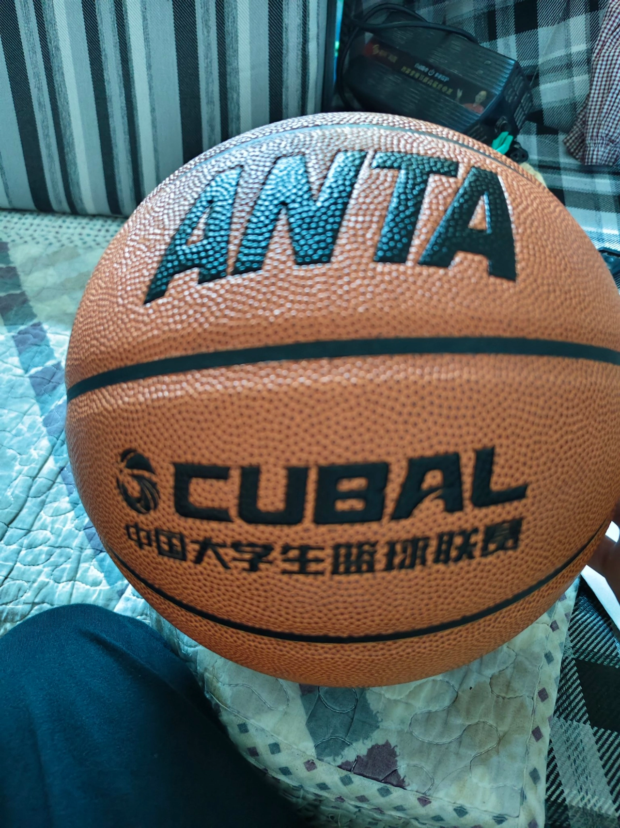 手指轻轻勾住篮球，仿佛牵动着彼此的默契。