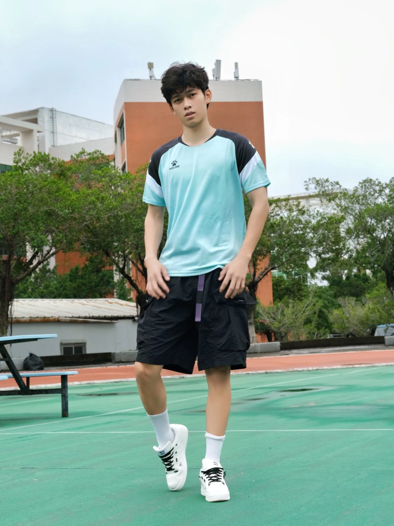 卡尔美拼色透气圆领短袖T恤，时尚与舒适并存