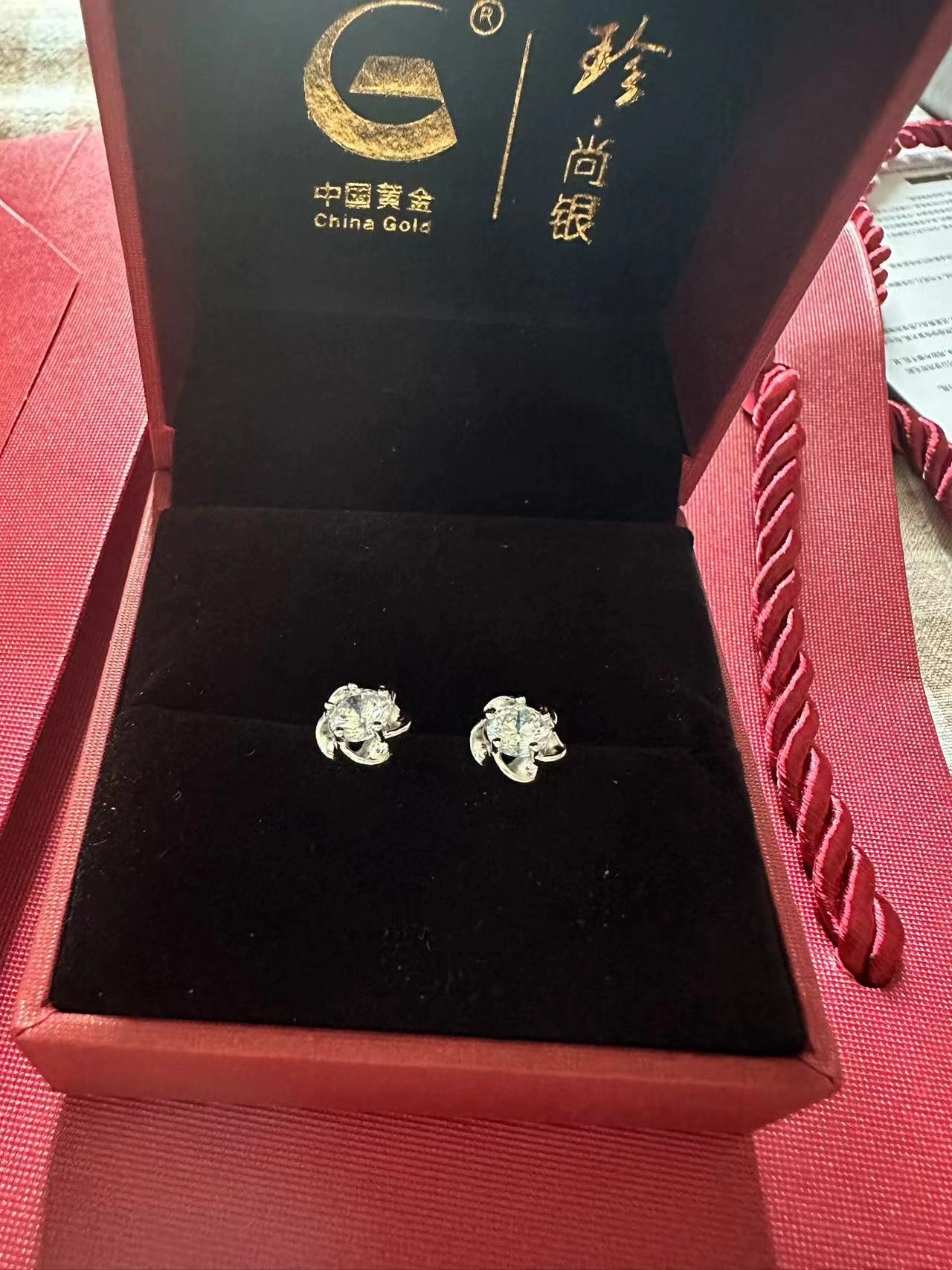 中国黄金这‘在逃公主’耳钉，戴上直接美到‘焊’在耳朵上！👑