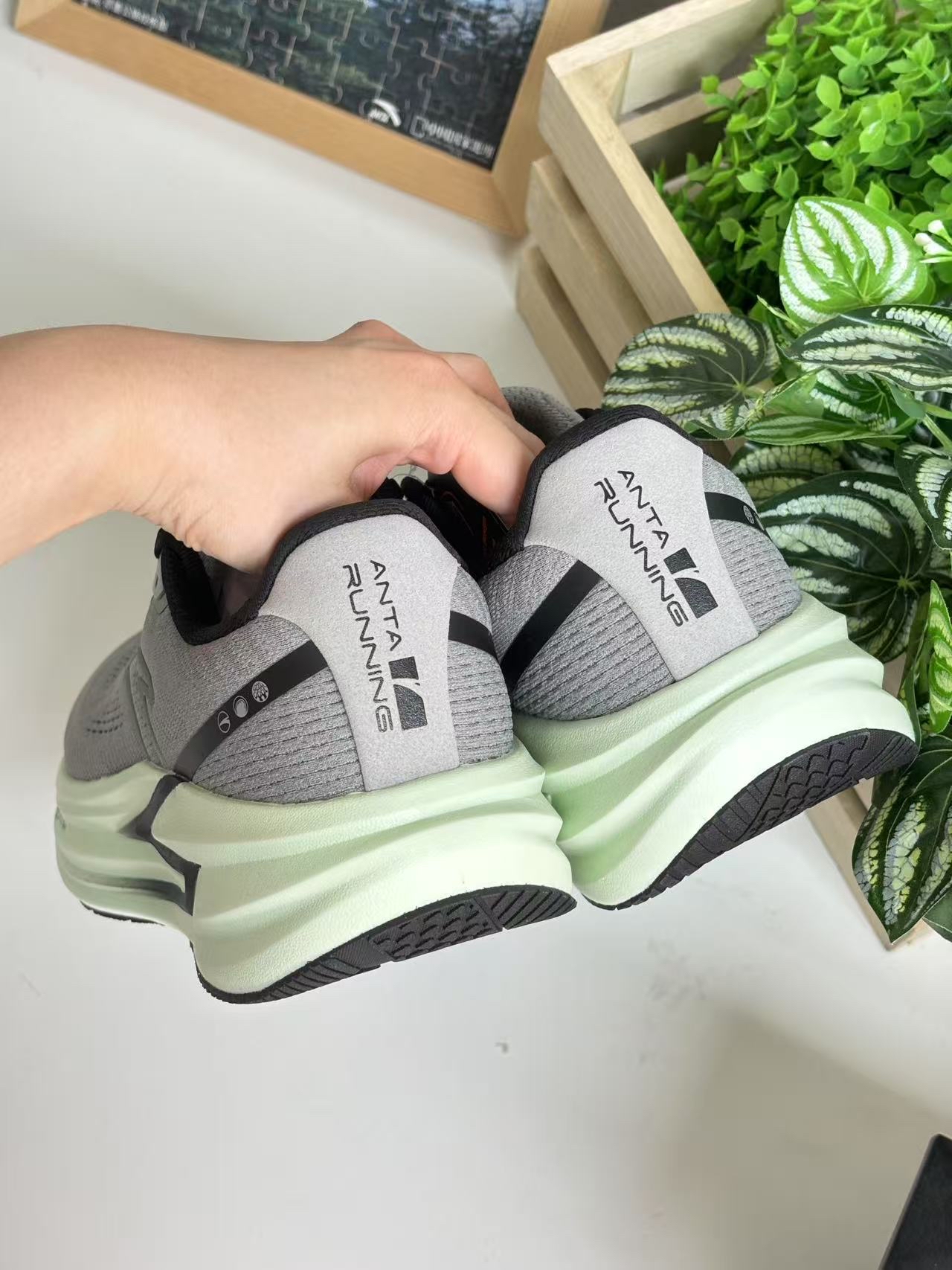安踏这冠军4代，穿上直接‘踩’出性价比天花板！👟