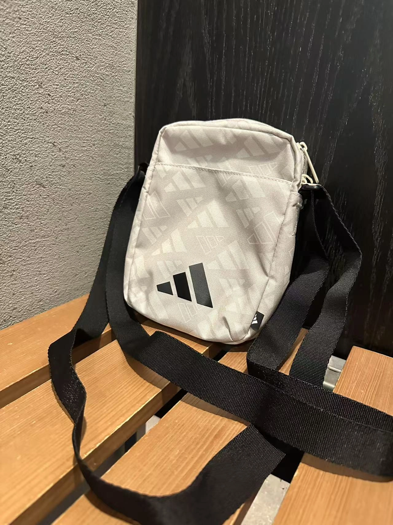 阿迪达斯宝藏斜跨包，直接帅到我心巴上✨
