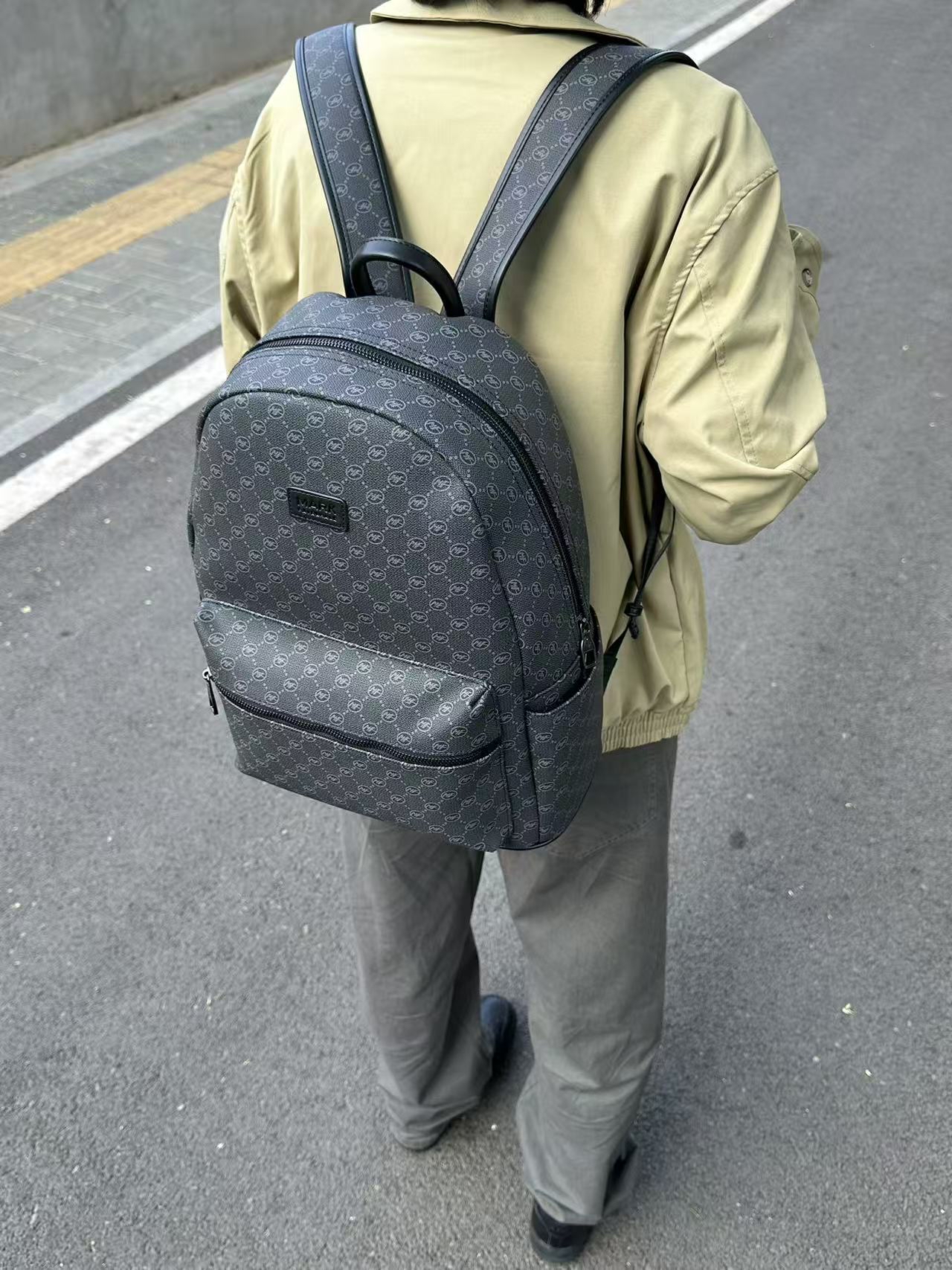 大学生通勤双肩包，实用与美观兼备