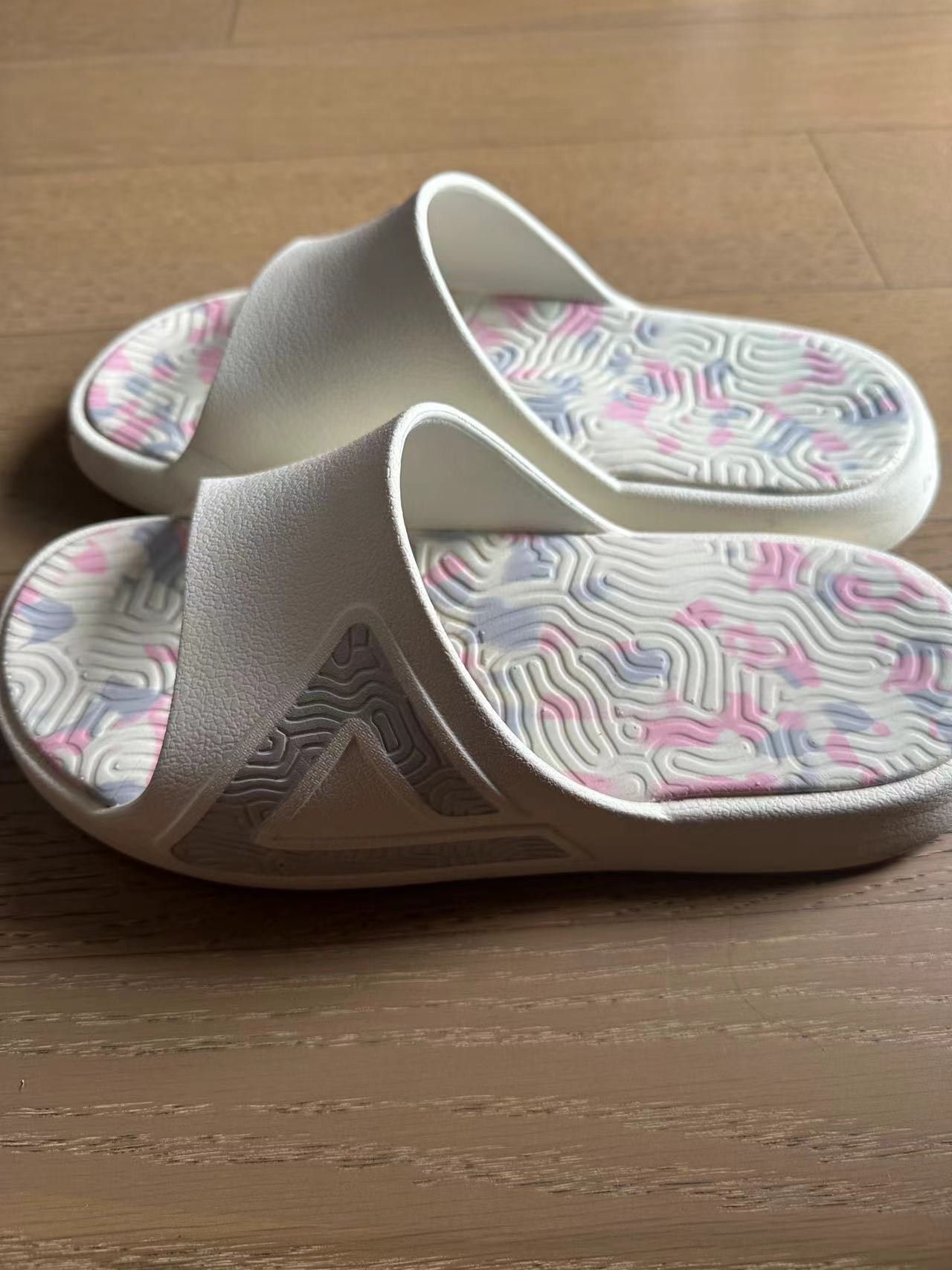 匹克新色拖鞋上脚，磨脚咋解？