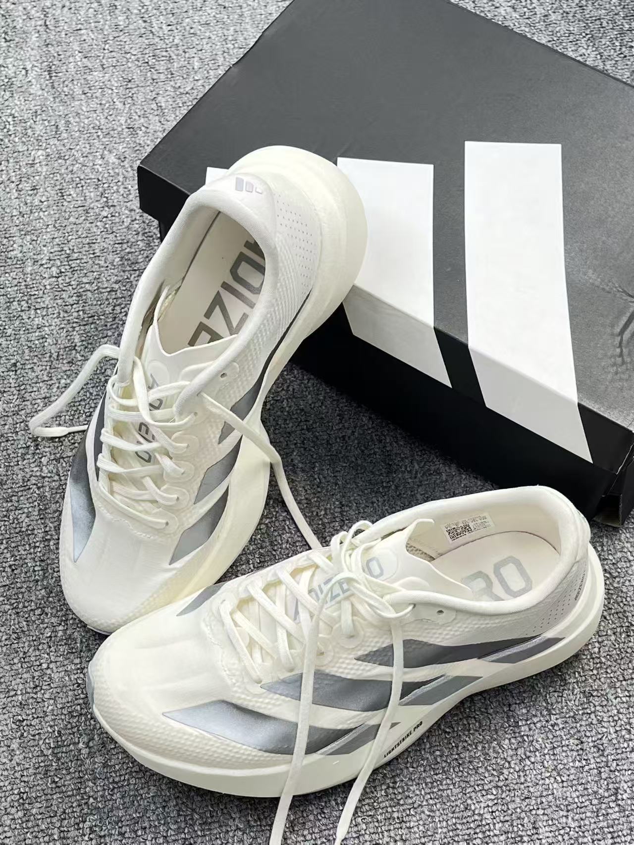 米白银色厚底跑鞋｜上脚轻盈舒服，日常通勤百搭款 