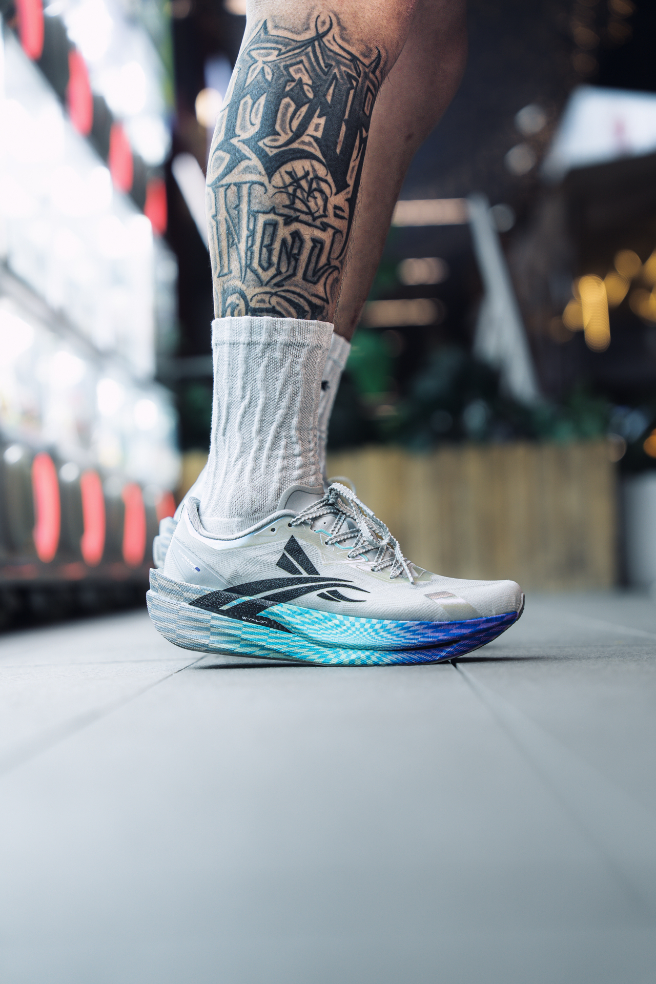 新鞋颠覆认知!沃兰迪追月跑鞋全网首测:黑科技脚感+环保理念,跑马人直接封神⚡