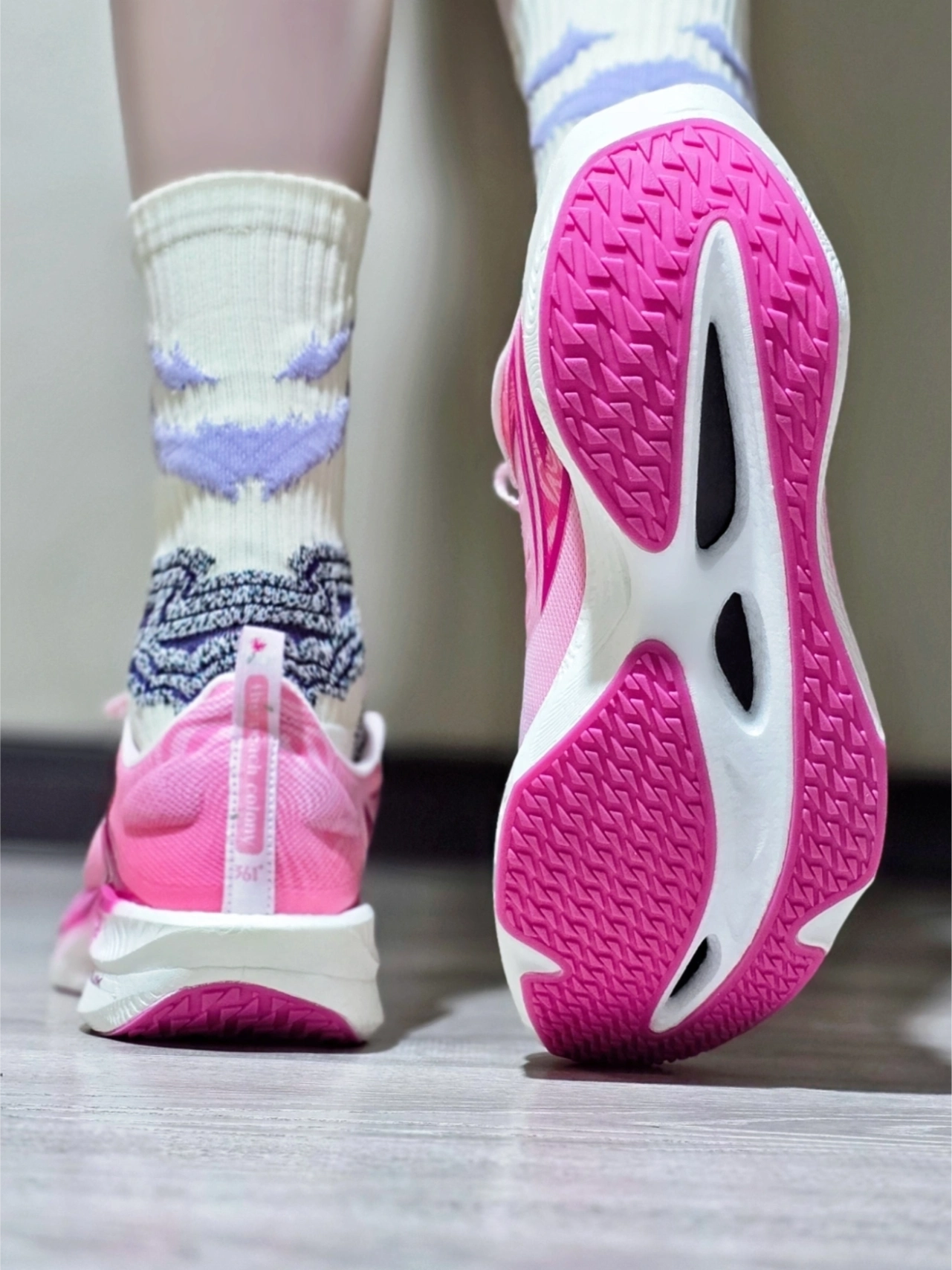 粉到心巴！这跑鞋跑起来像踩弹簧💨