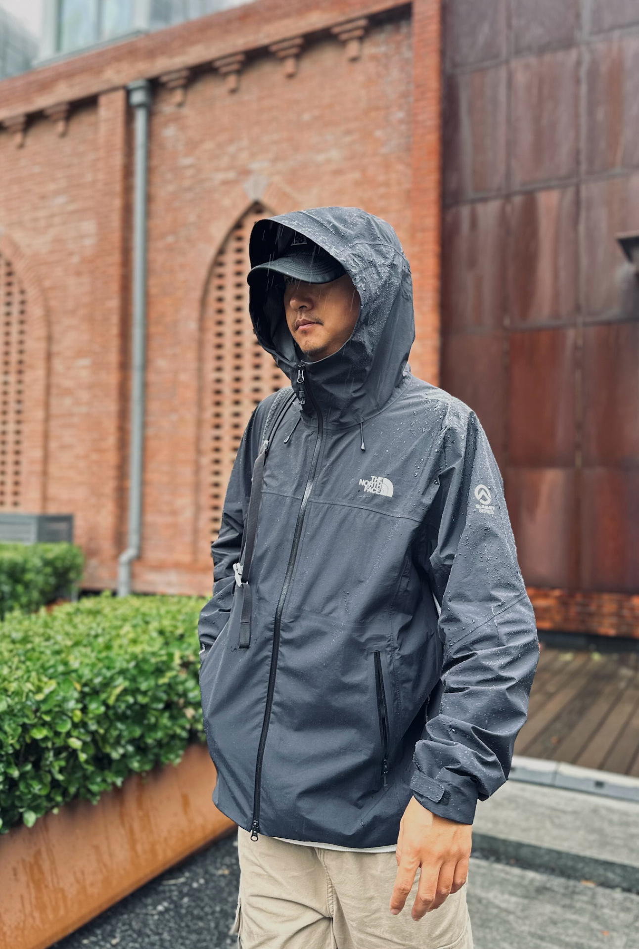 雨中citywalk！北面冲锋衣实测
