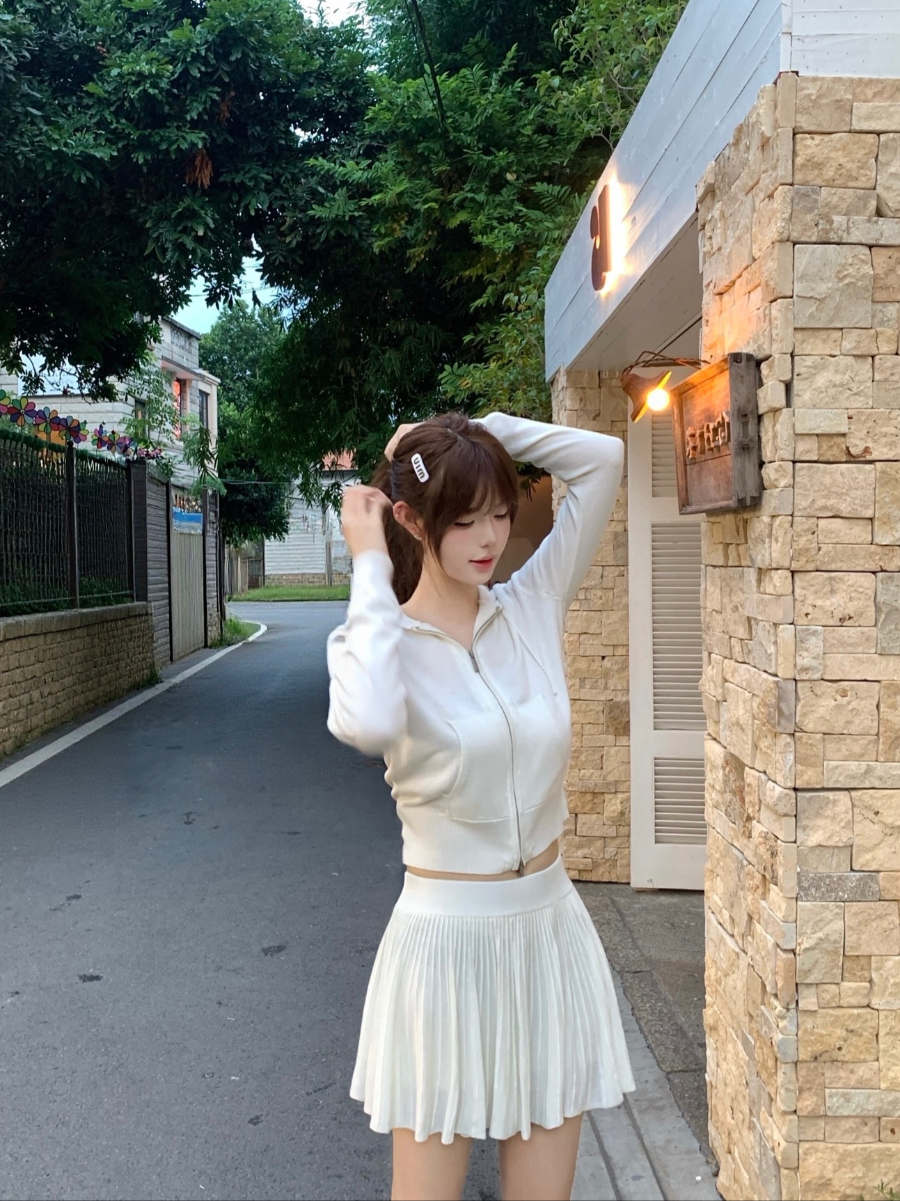 夜游街头,这套白运动装也太乖了吧🛹