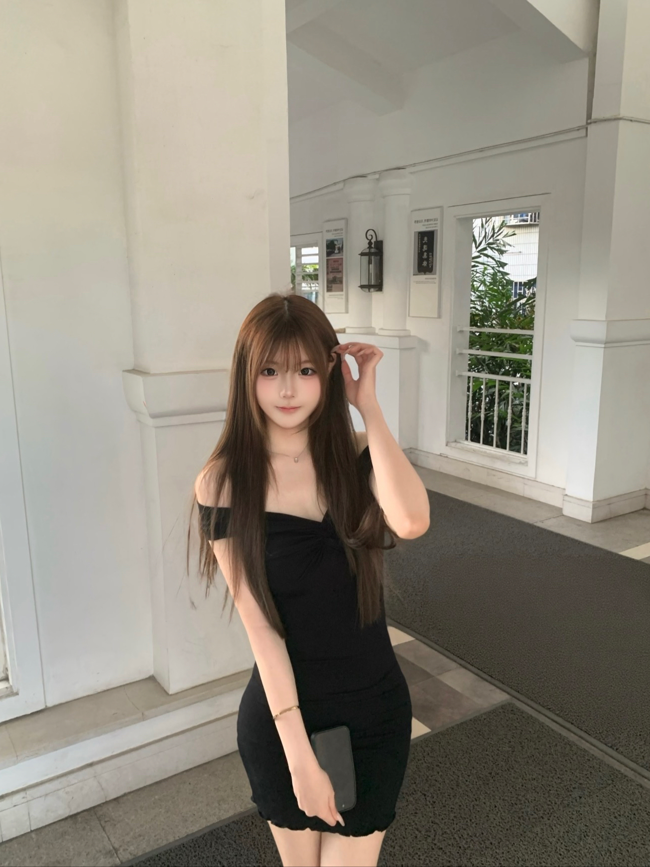穿这条黑裙子,在百叶窗前拍照也太有气质了🖤