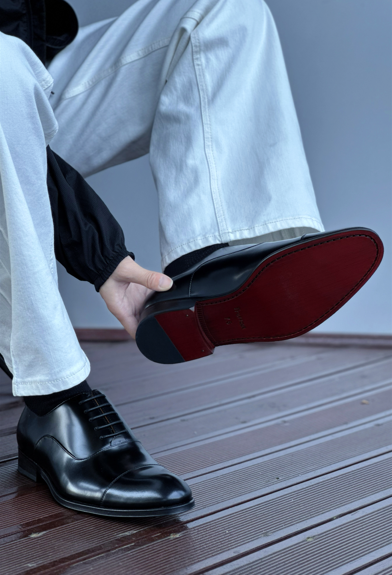 💢拒绝沉闷正装鞋❗️这双红底牛津太对味了👞