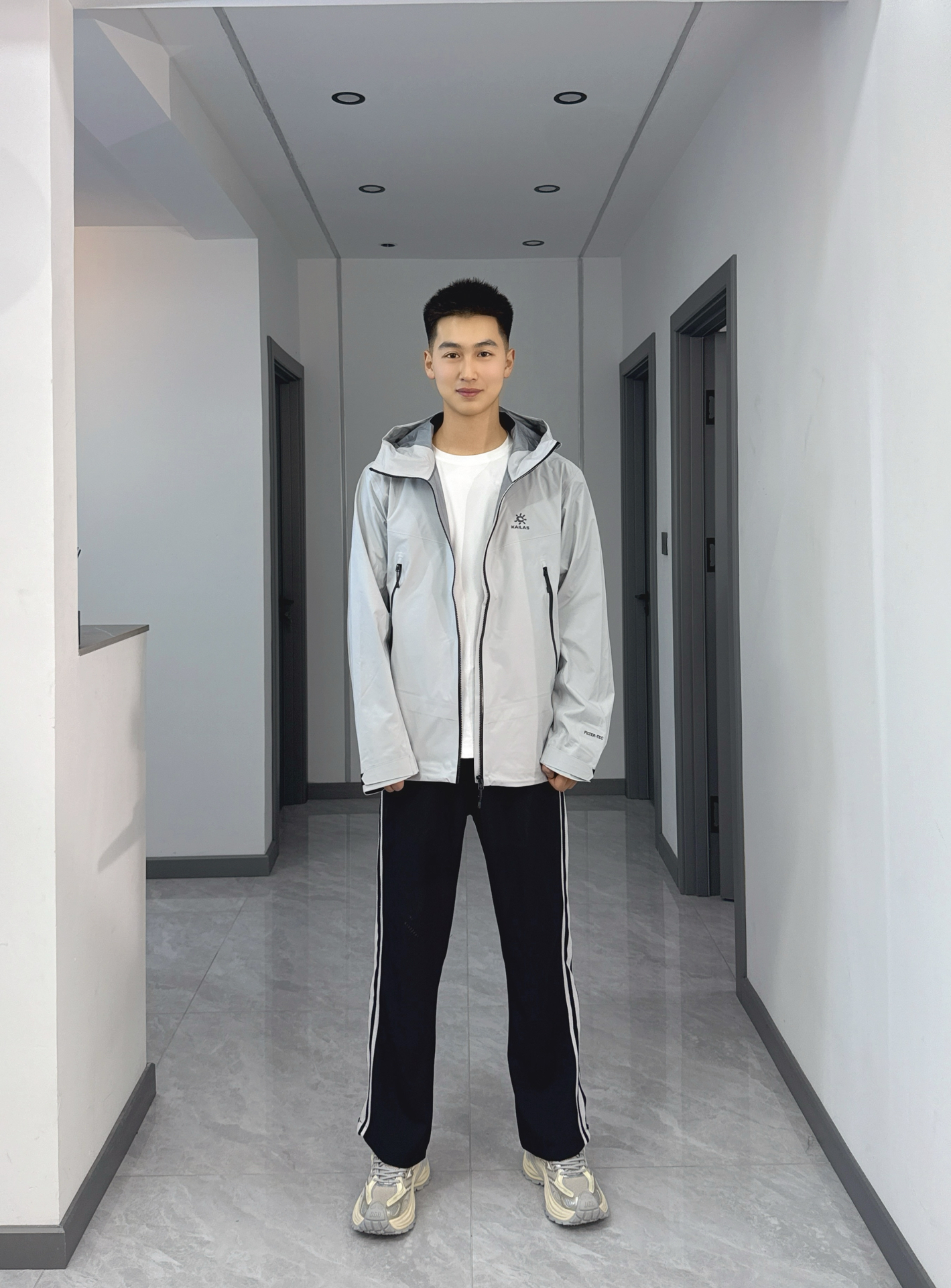 浅云灰冲锋衣，户外穿搭好搭子🌤️