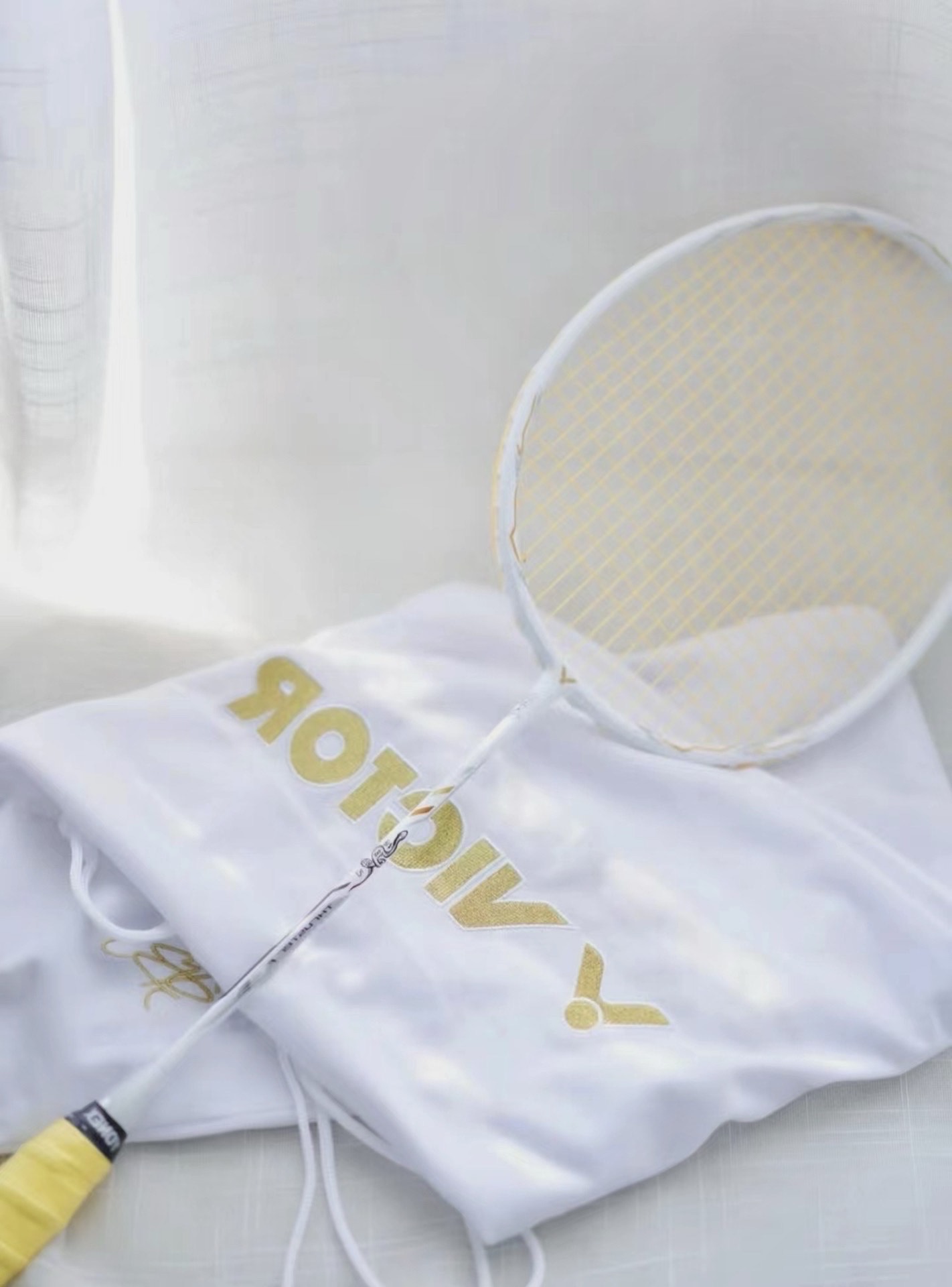 白色+金色高级感十足,透明底盖一整个爱住