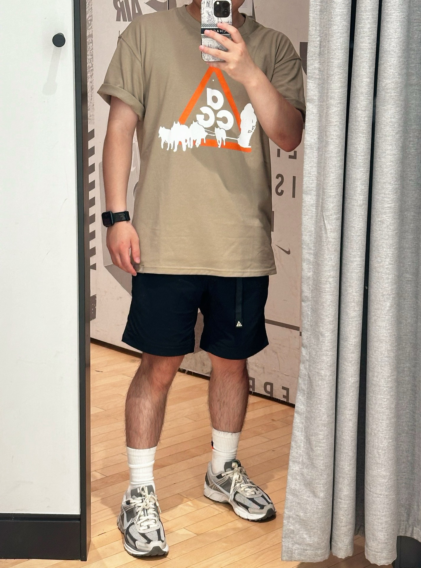 被这件 T 恤圈粉！通勤徒步一键切换