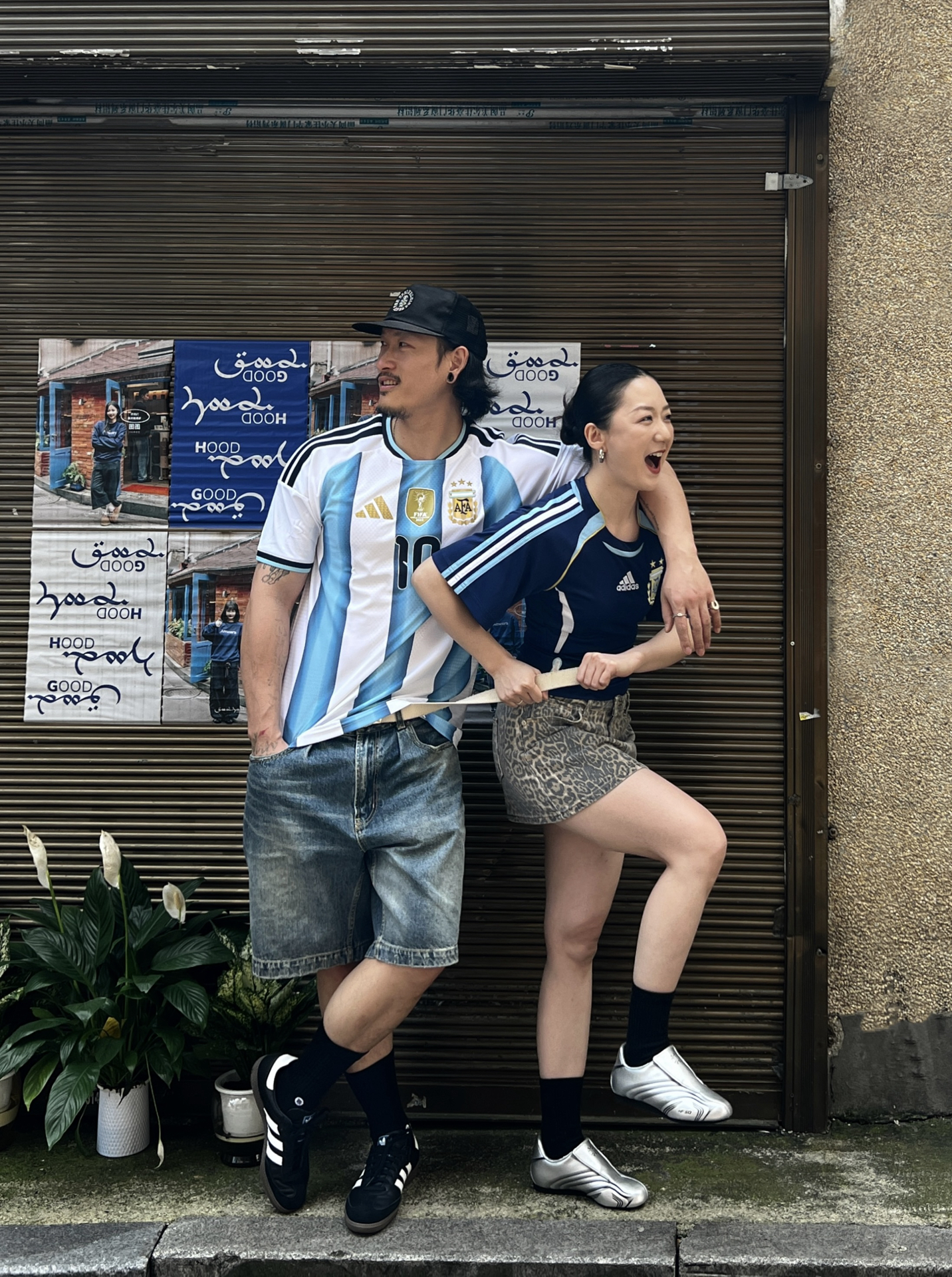 ⚽️进城办事还得穿上阿迪球衣👫