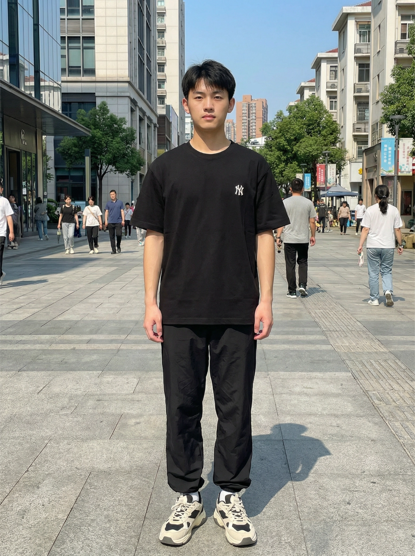 黑T藏小心机！回头率拉满💥