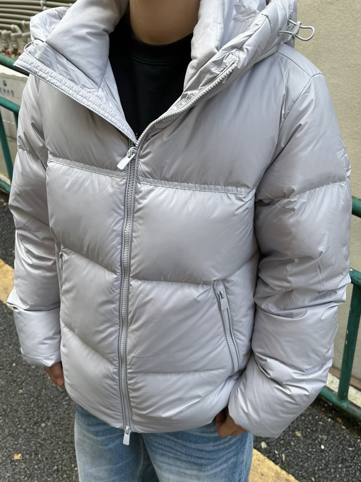 浅灰羽绒服配牛仔裤，帅到没朋友😎