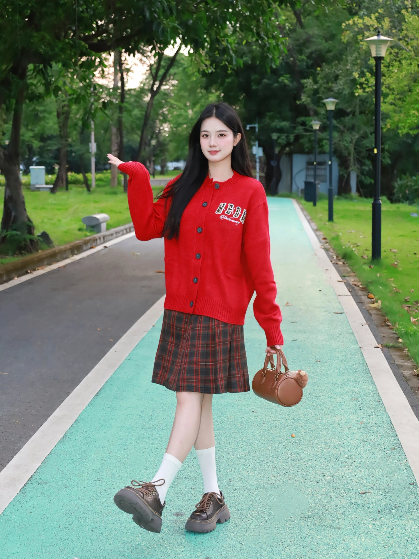 英伦复古OOTD｜正红针织毛衣+红棕格裙学院风拉满!