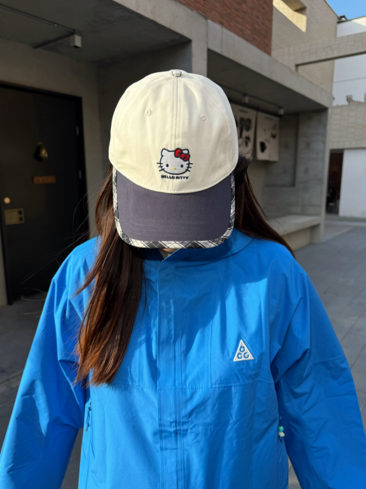 ACG亮蓝色冲锋衣搭配Hello Kitty拼色棒球帽💙甜酷撞色户外穿搭