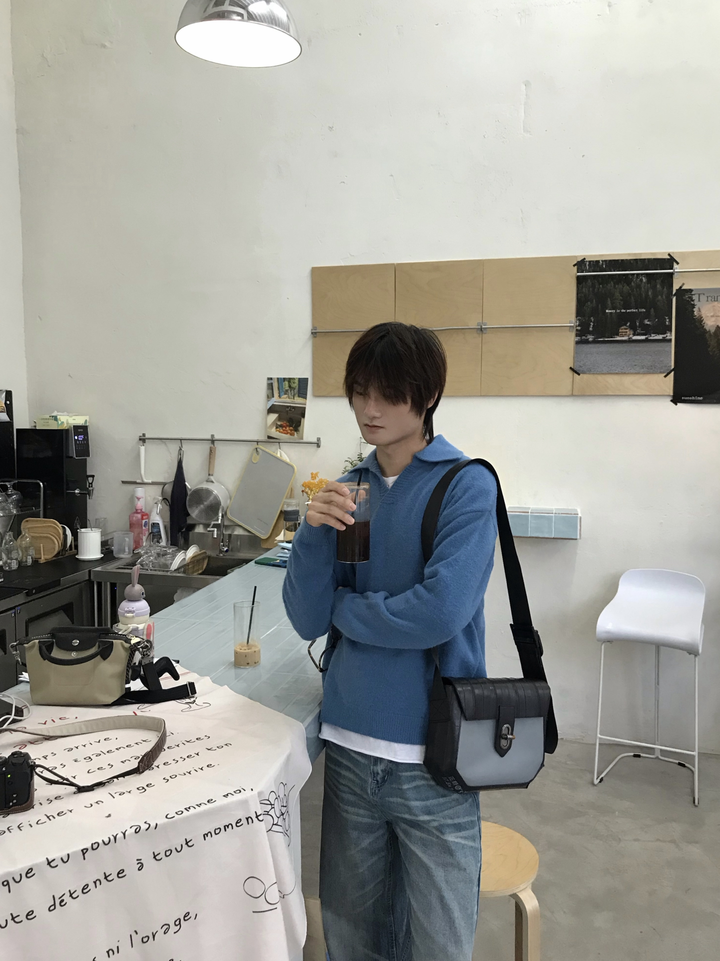 克莱因蓝翻领毛衣|男生韩系咖啡馆松弛穿搭