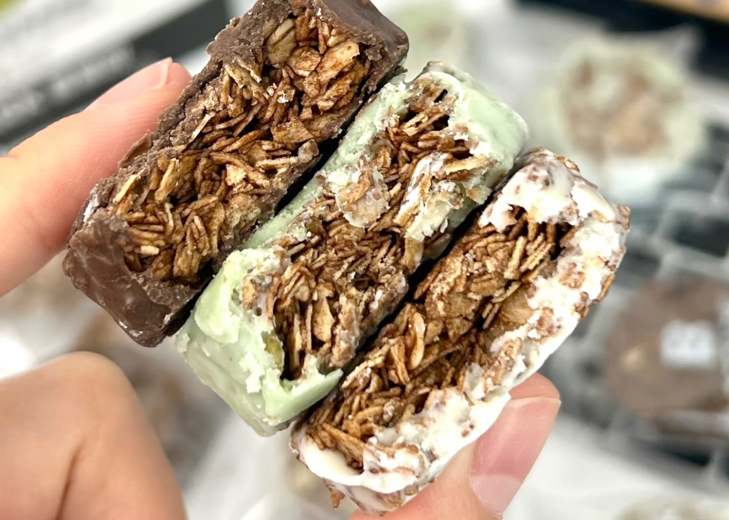 挖到好吃的燕麦脆！黑巧味绝了🍫