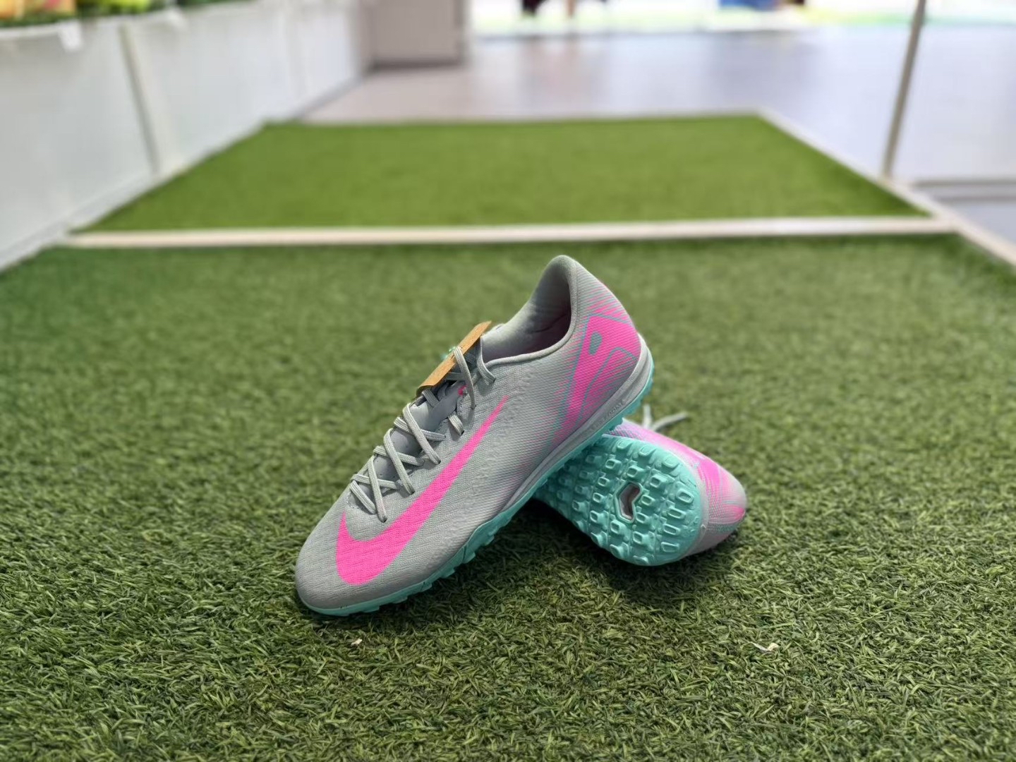 速度党狂喜！这双足球鞋像踩空气⚽️