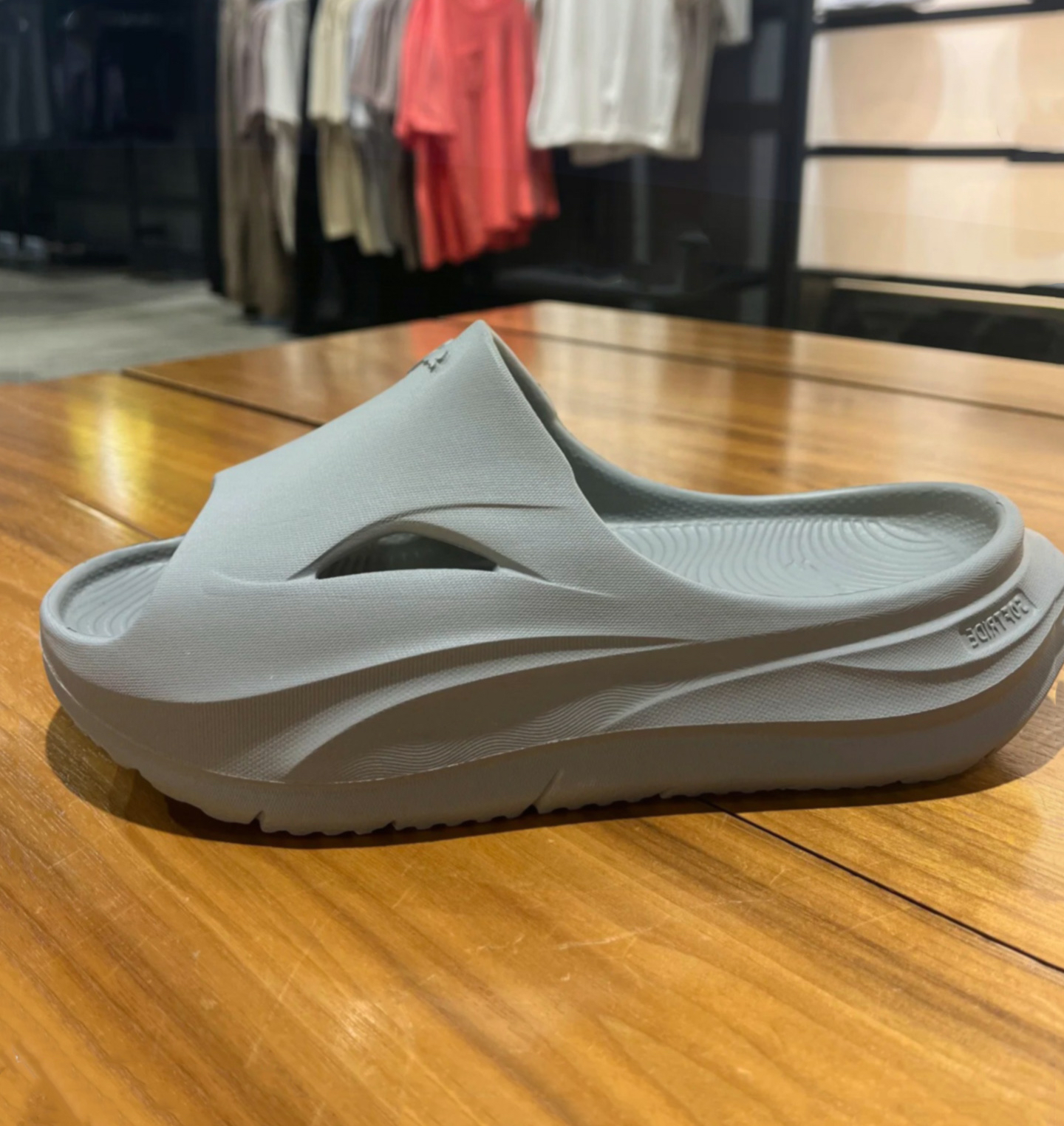 “夏日出街👣 这双宝藏拖鞋香迷糊！”