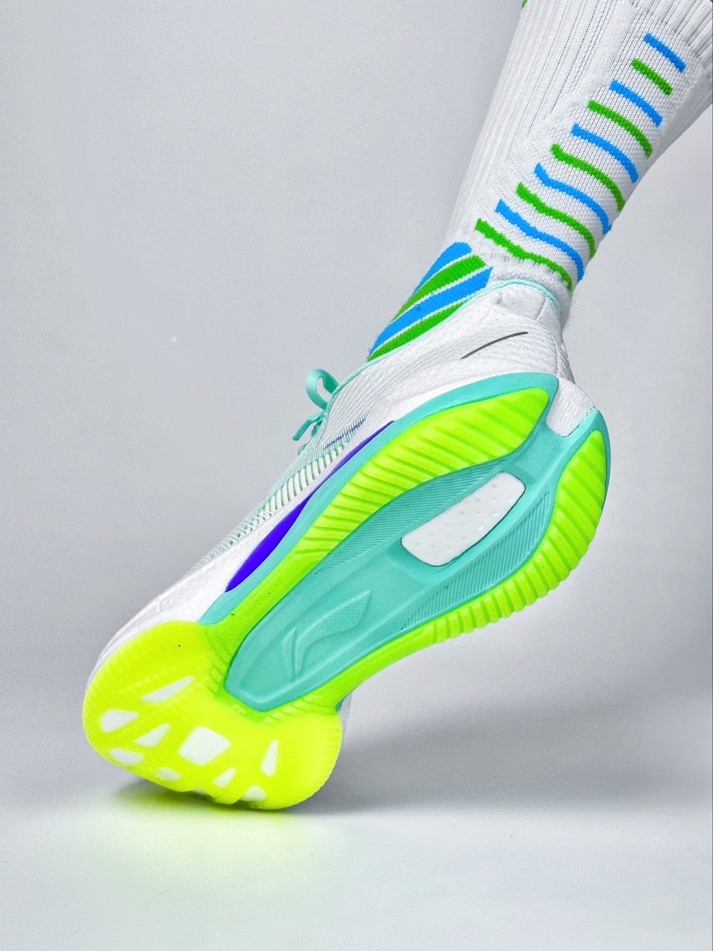 薄荷绿的鞋身➕荧光绿的大底 真的很适合夏天❗️