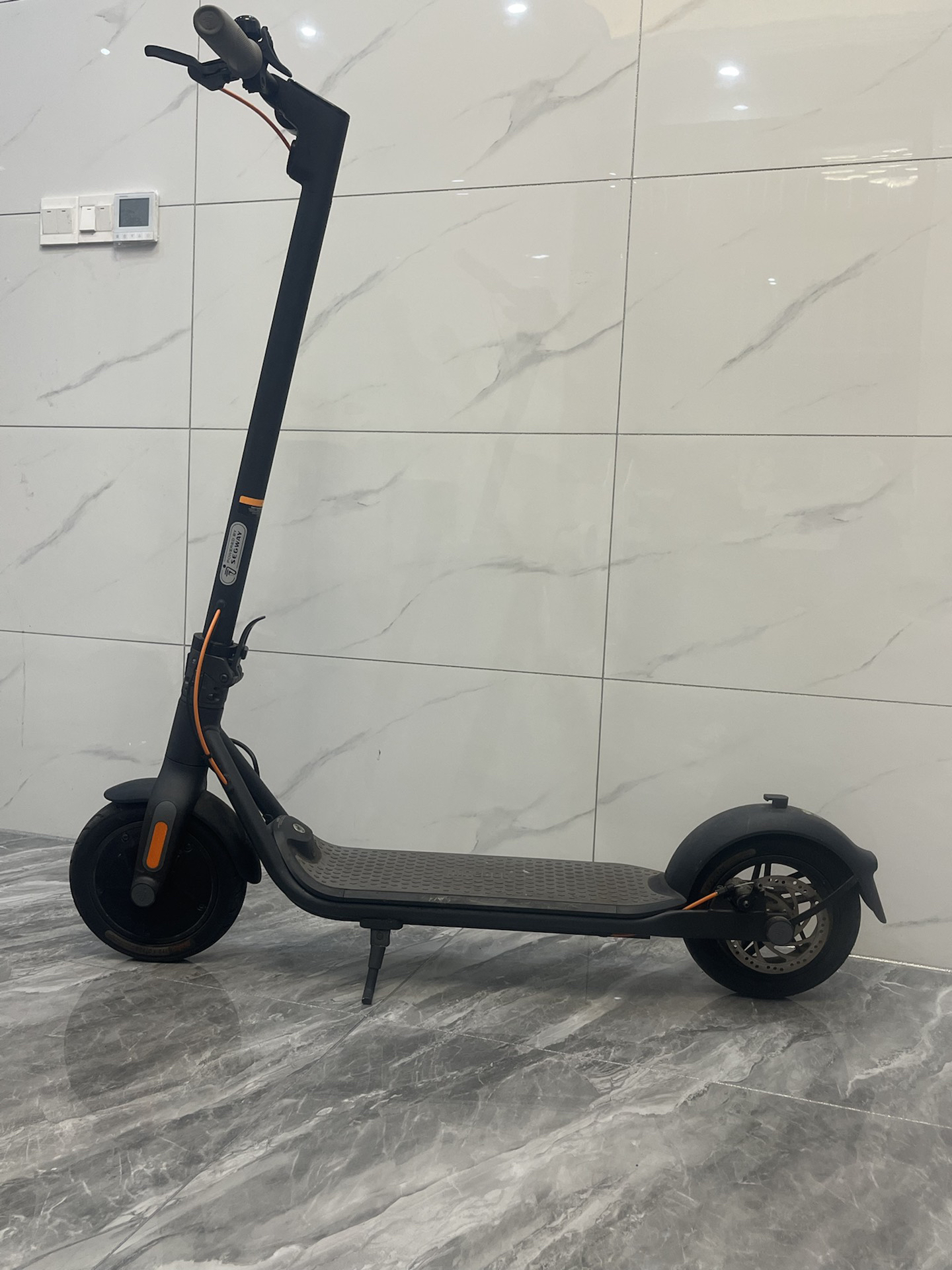 九号滑板车解决你的停车难！