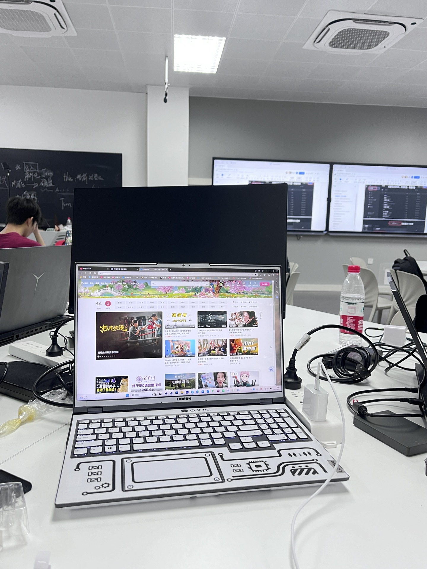 表面上是在上课，实则哔哩哔哩大学