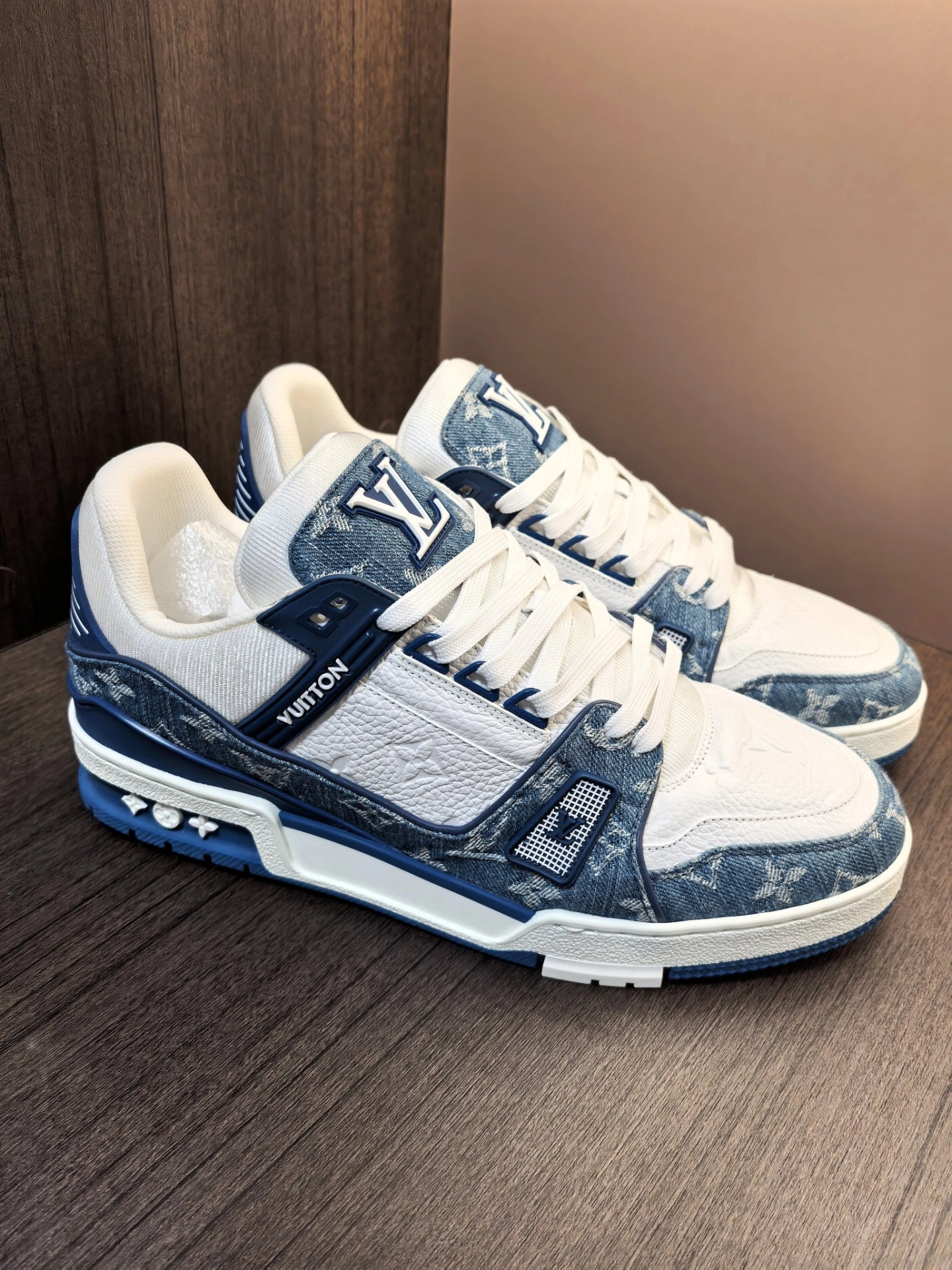 是否值得购入lv trainer蓝牛仔