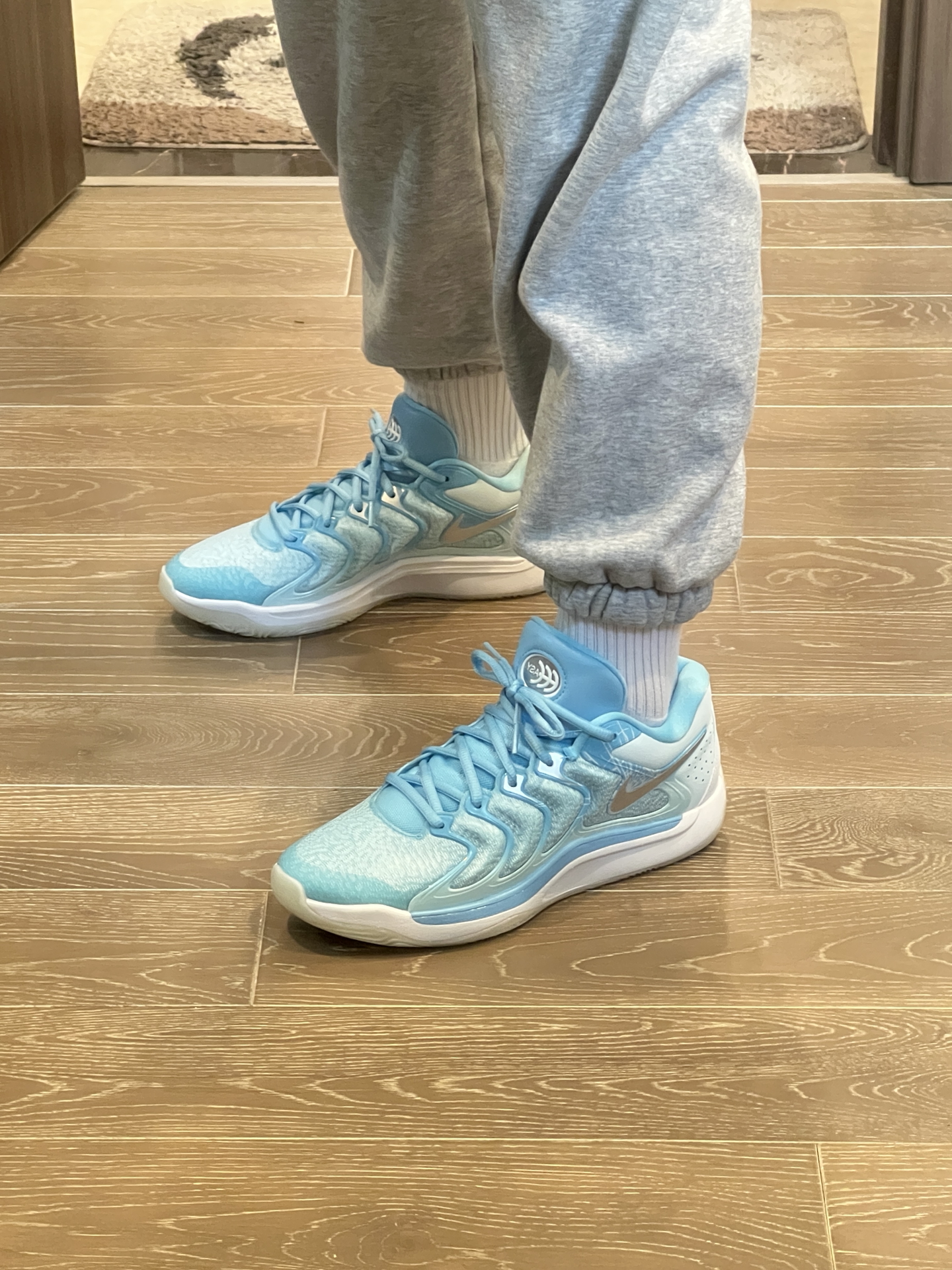 阿杜的鞋子不好穿吗？热度越来越低了