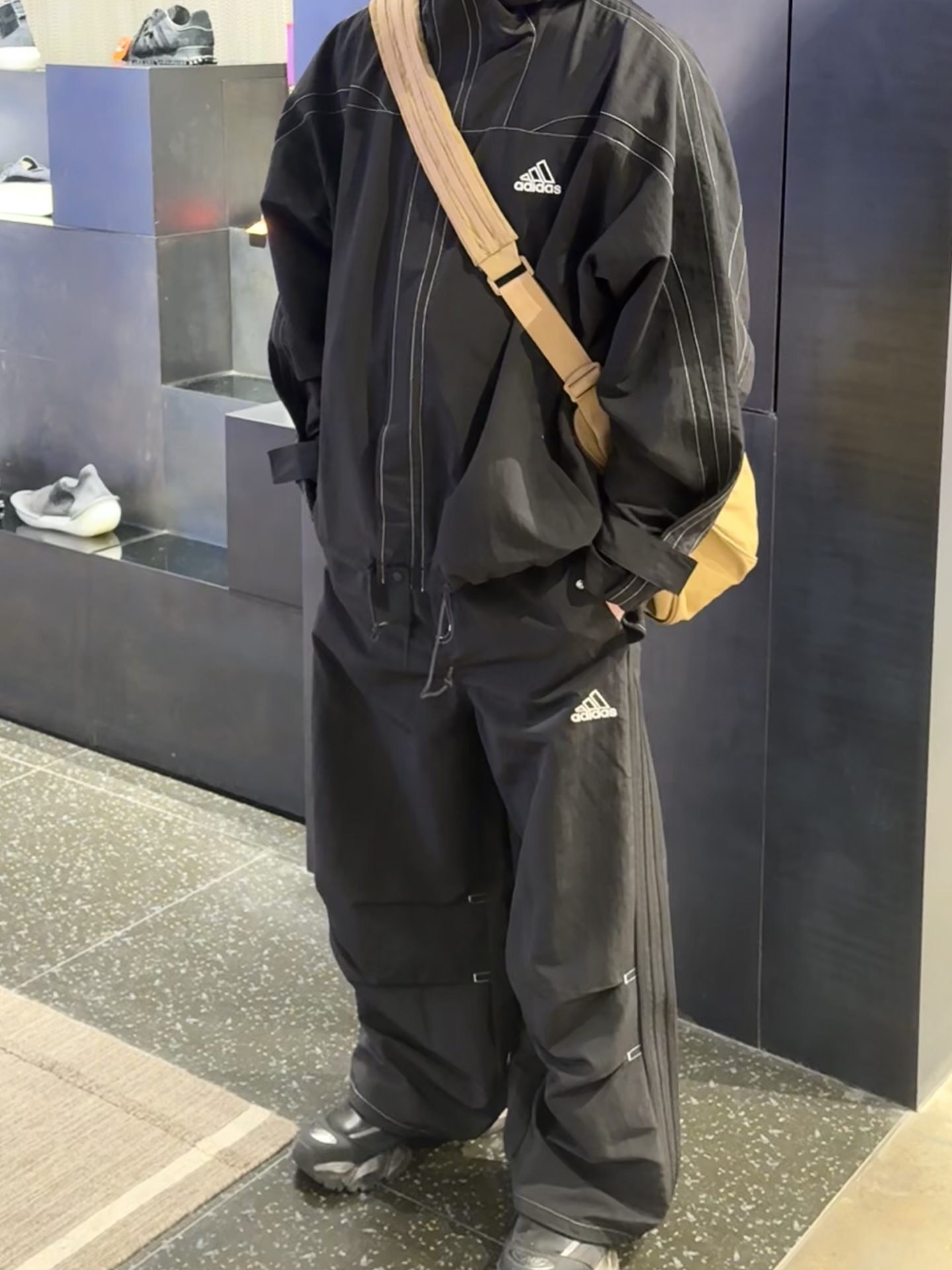 阿迪街头留了一手！！！😎