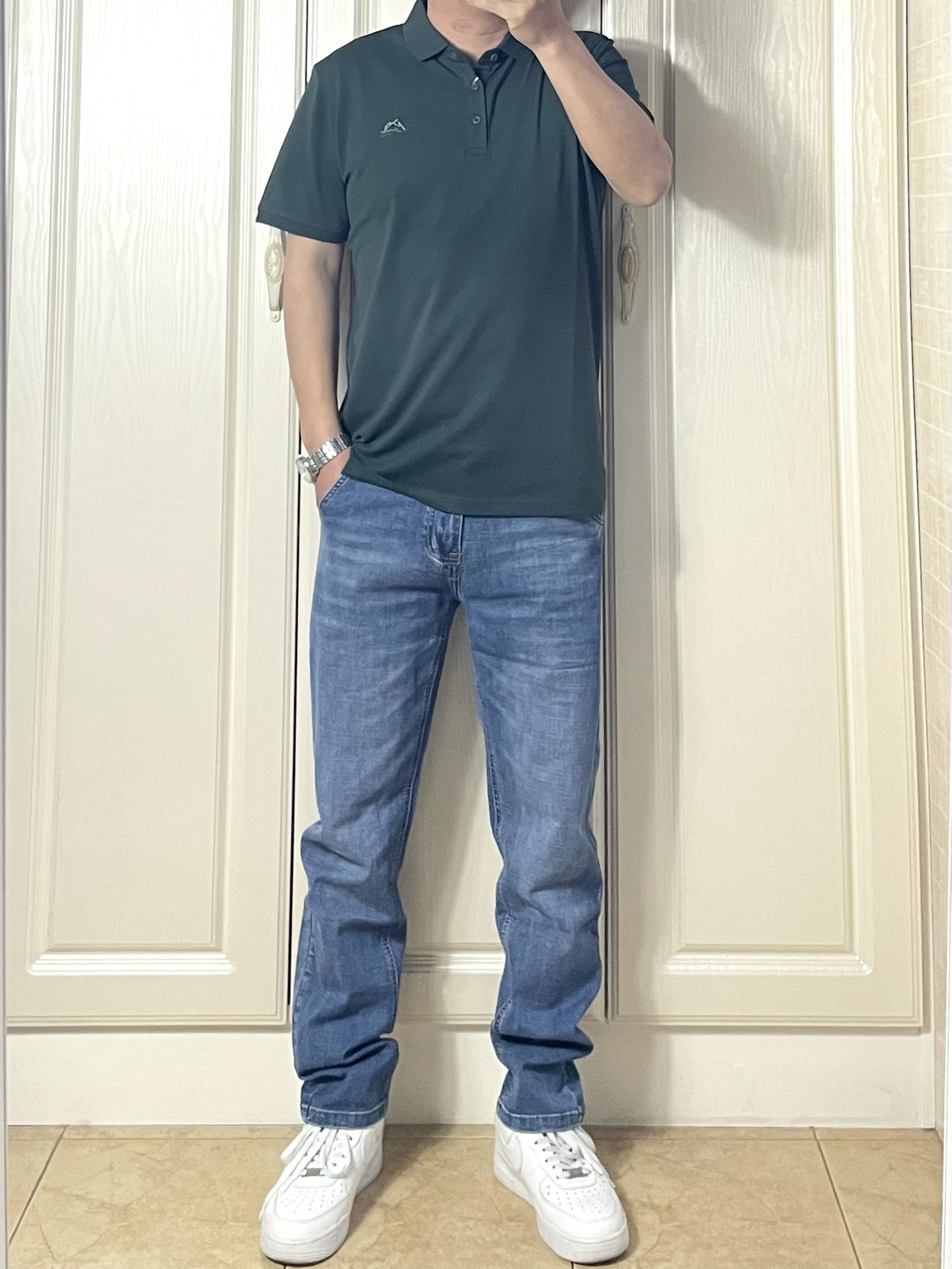 这深绿色的hold时尚 在春天里悠闲的漫步啦！