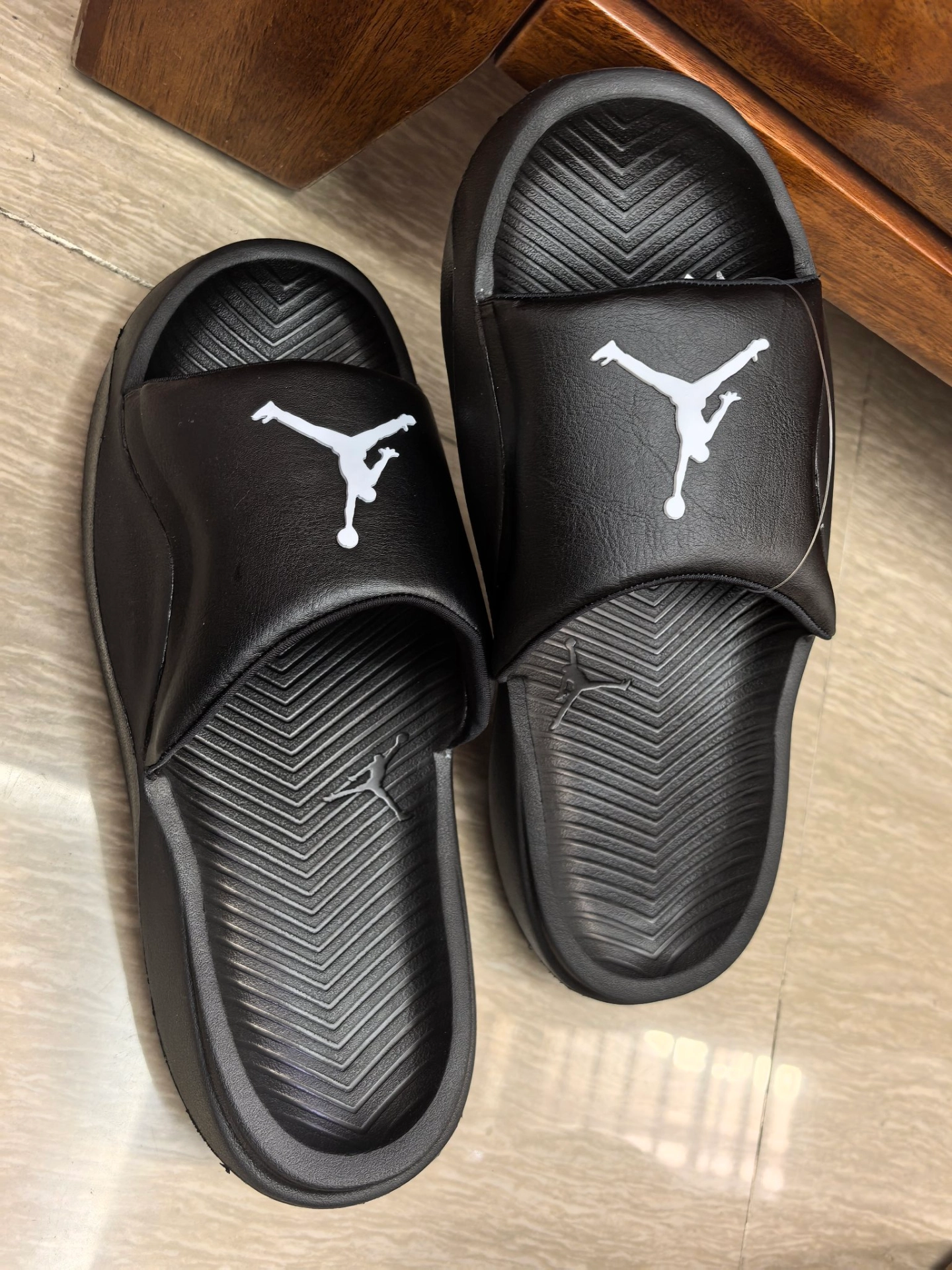拖鞋出门是体育生的标配吧