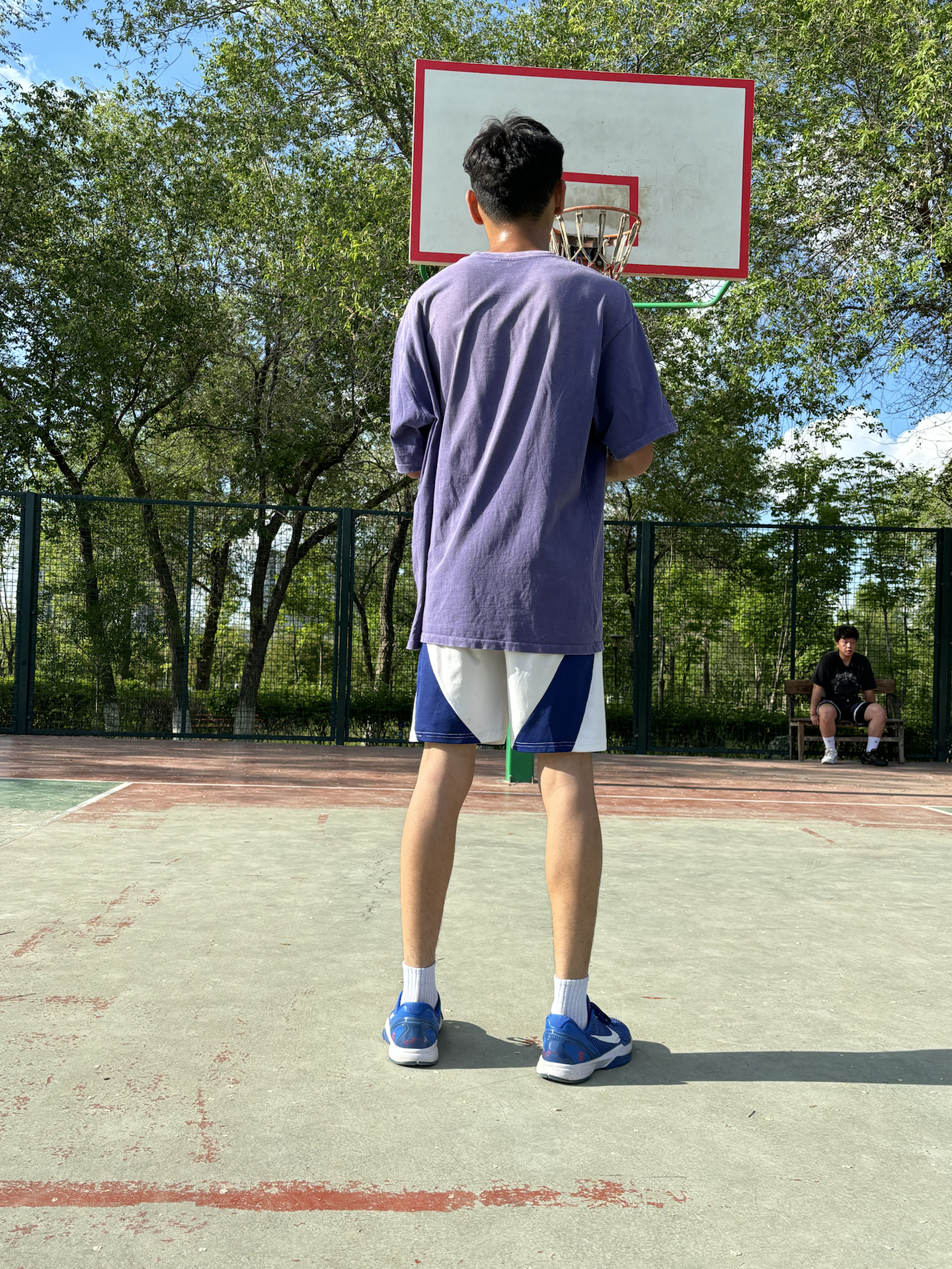 新疆黑皮帅哥怎么穿?
