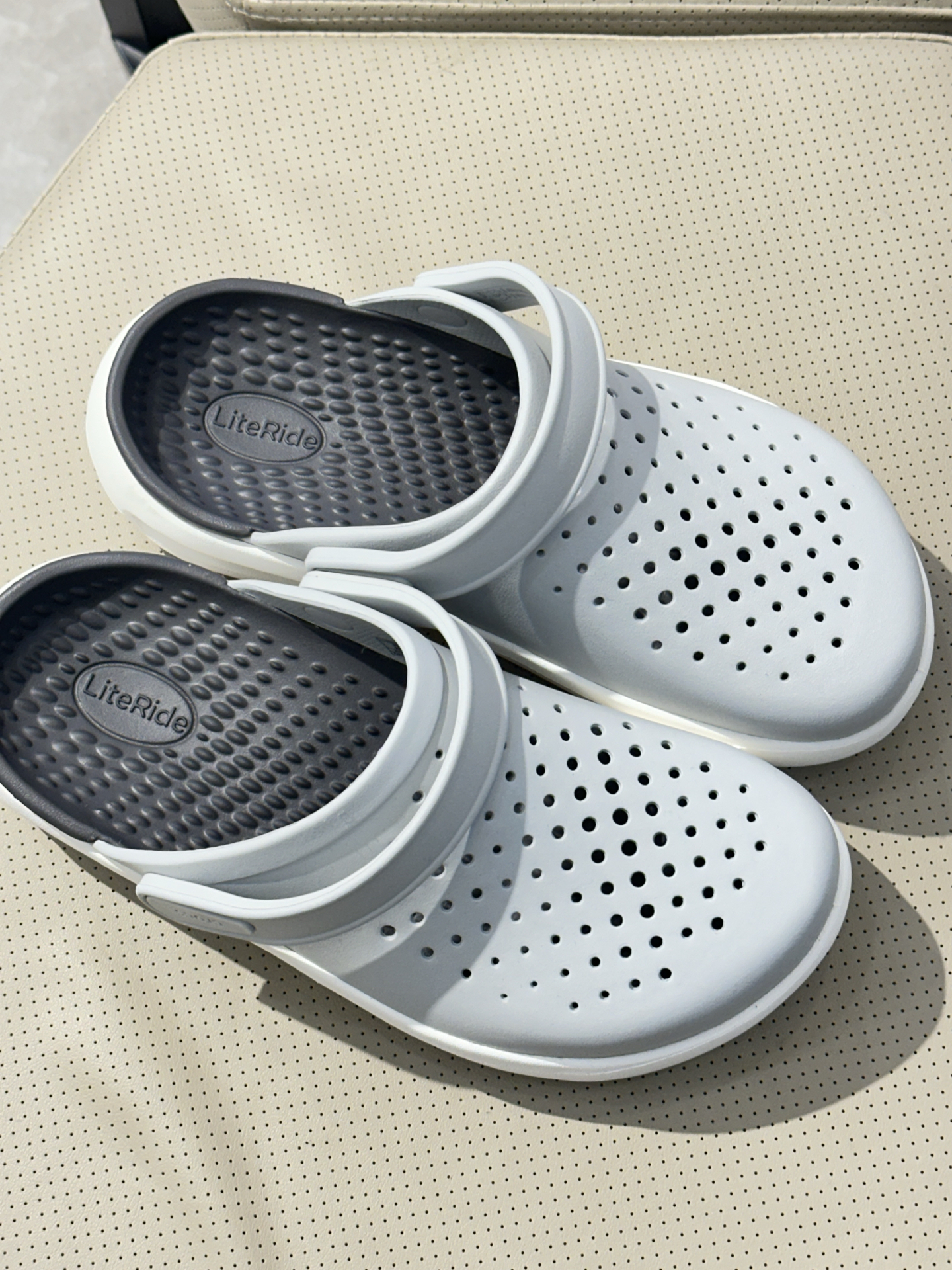 这双Crocs大气灰，让我实现了‘踩屎感’自由！