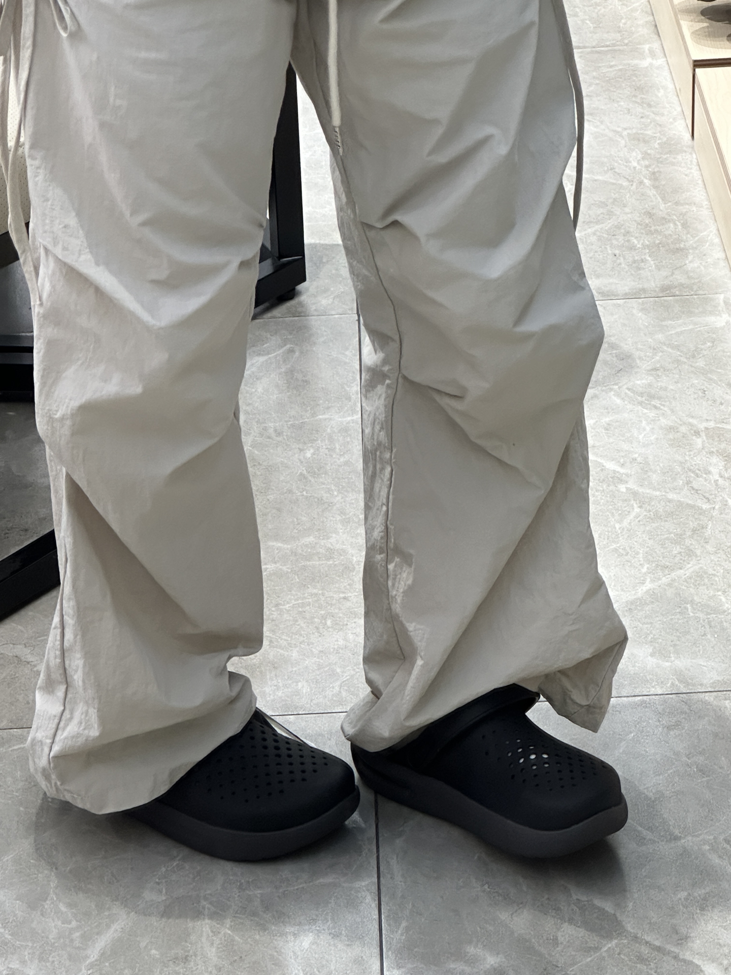 这双Crocs包头洞洞鞋，丑帅界天花板！