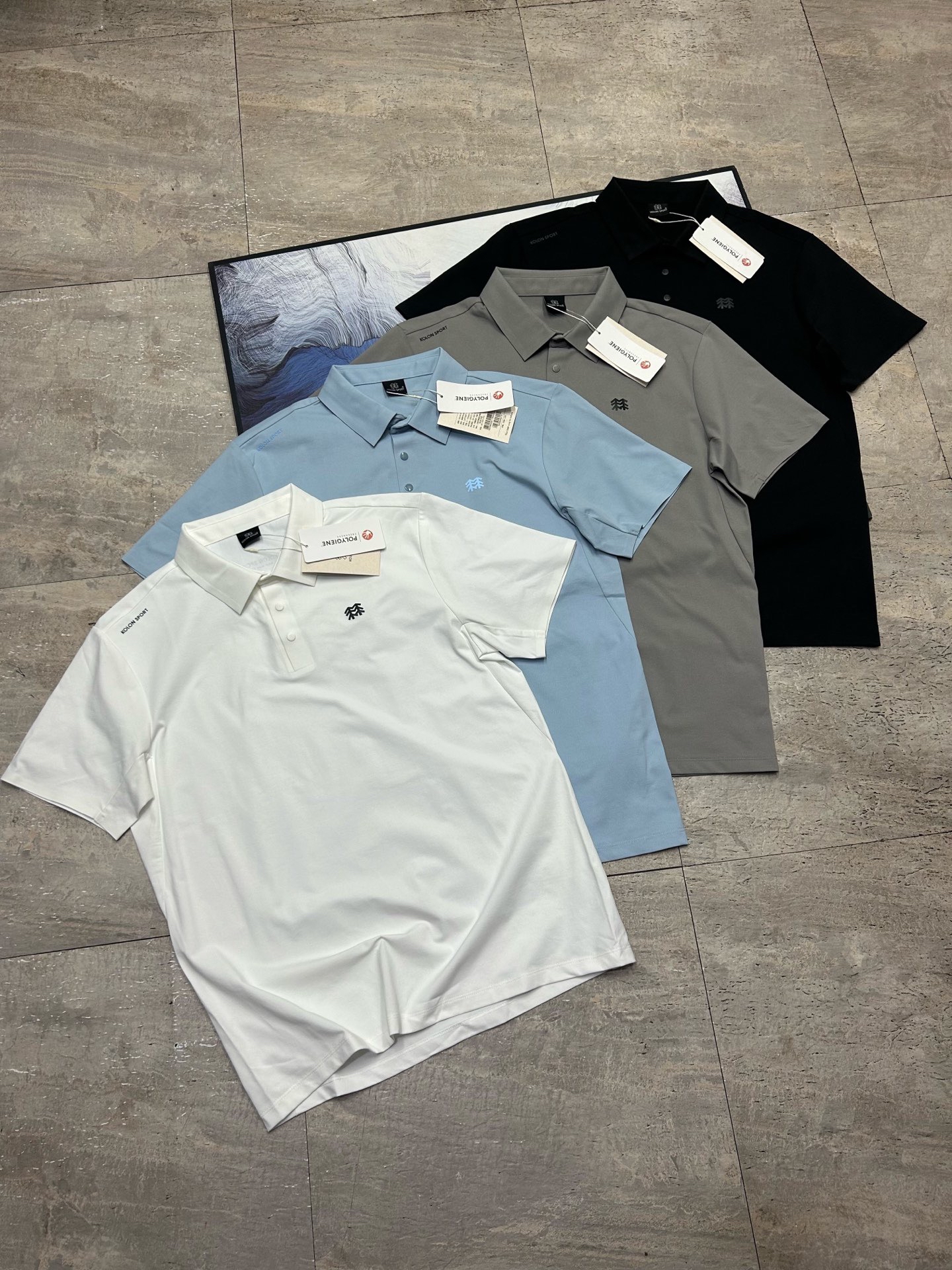 男生变 “显眼包” 必备!KOLON SPORT 象牙白 Polo 衫,正式休闲一把抓