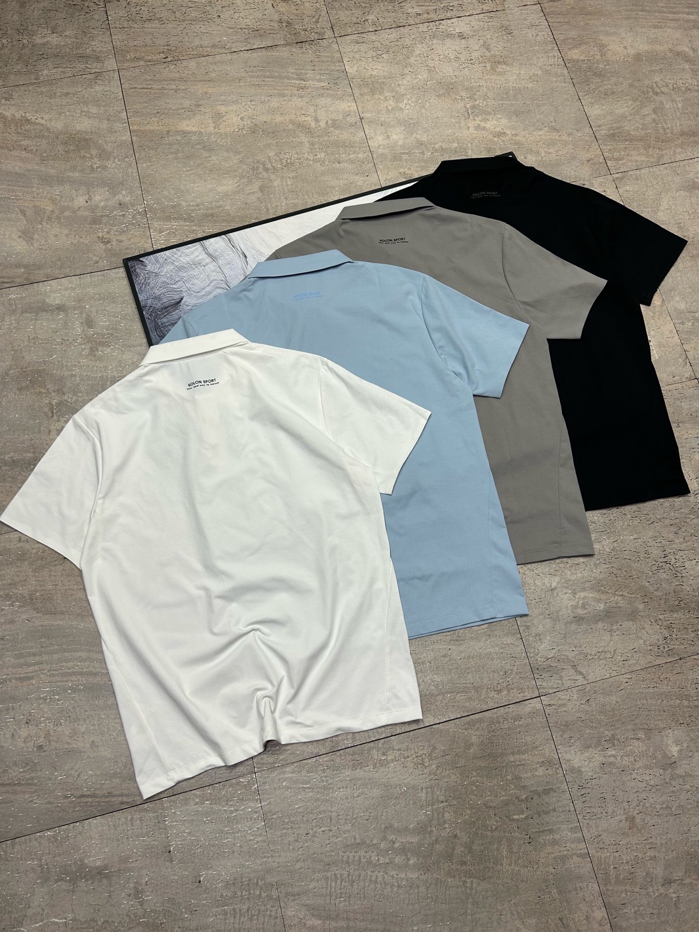 男生变 “显眼包” 必备!KOLON SPORT 象牙白 Polo 衫,正式休闲一把抓
