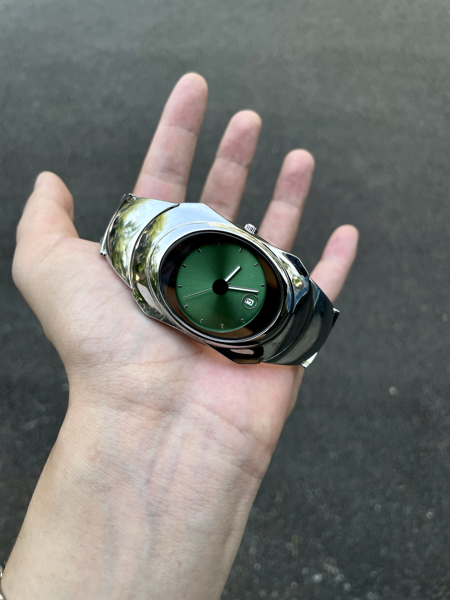 介款腕表有点亮眼哦❗️