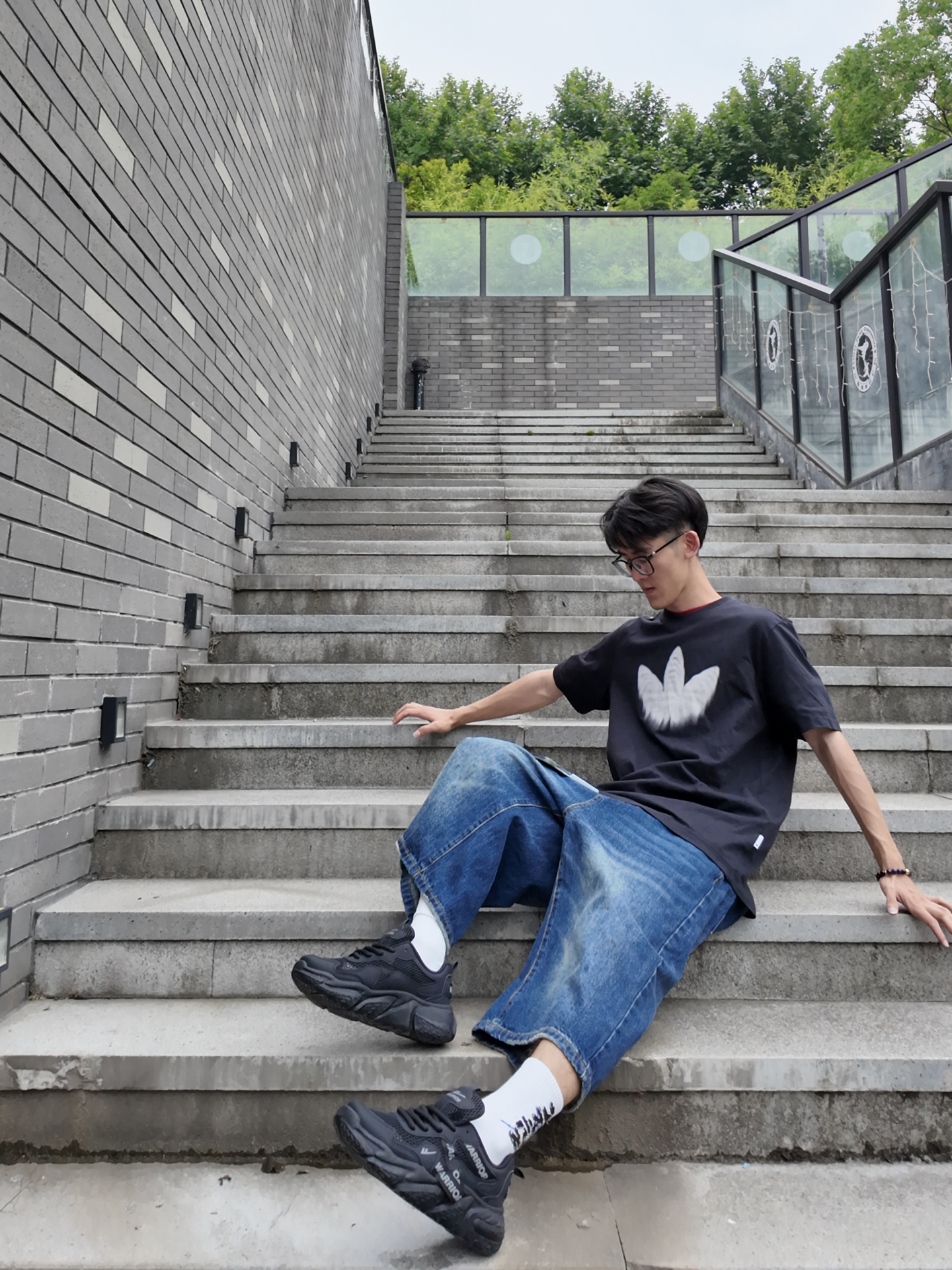 男生夏日黑色系的穿搭也能很帅