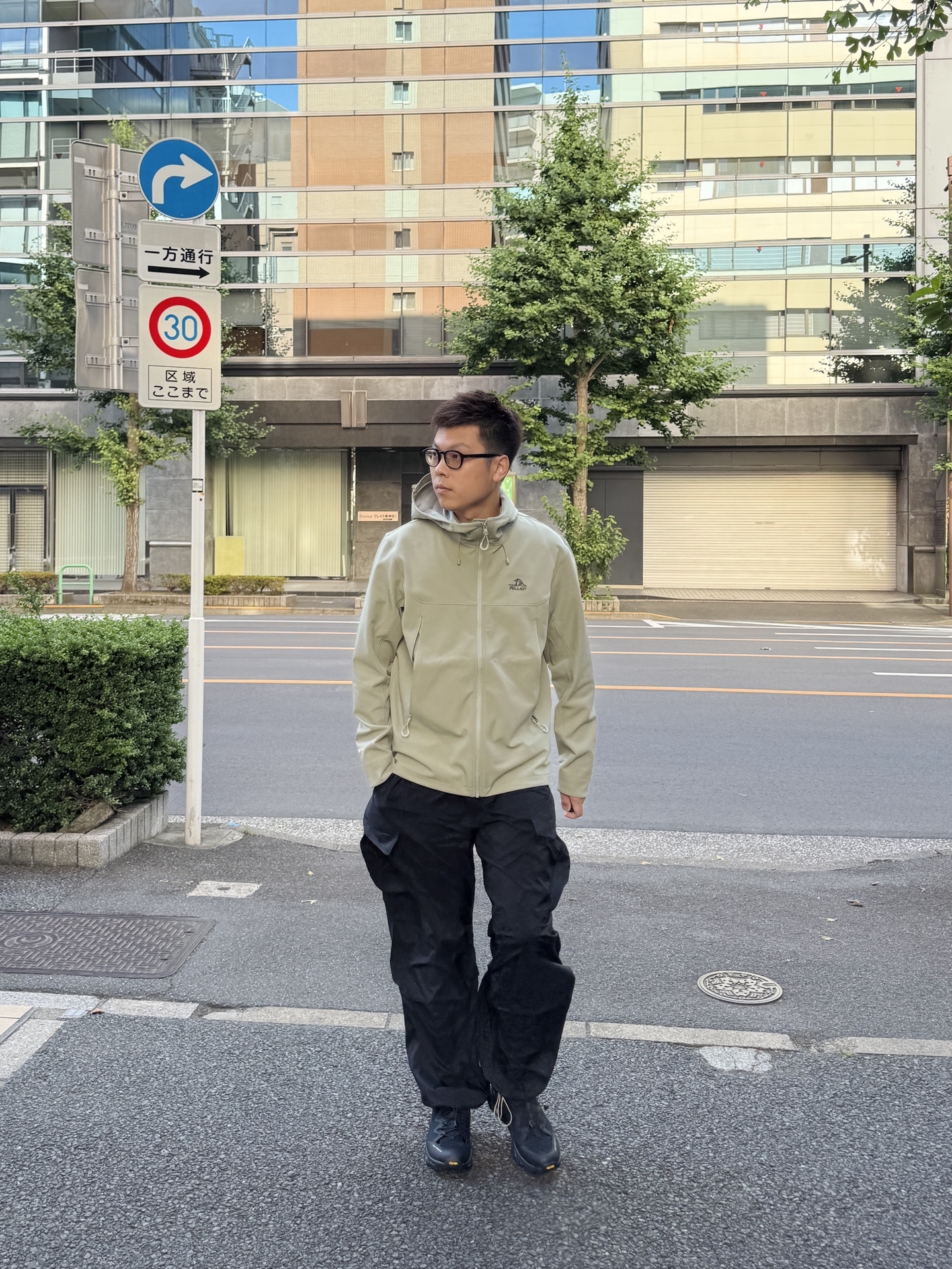 东京的早晨穿软壳外套刚好