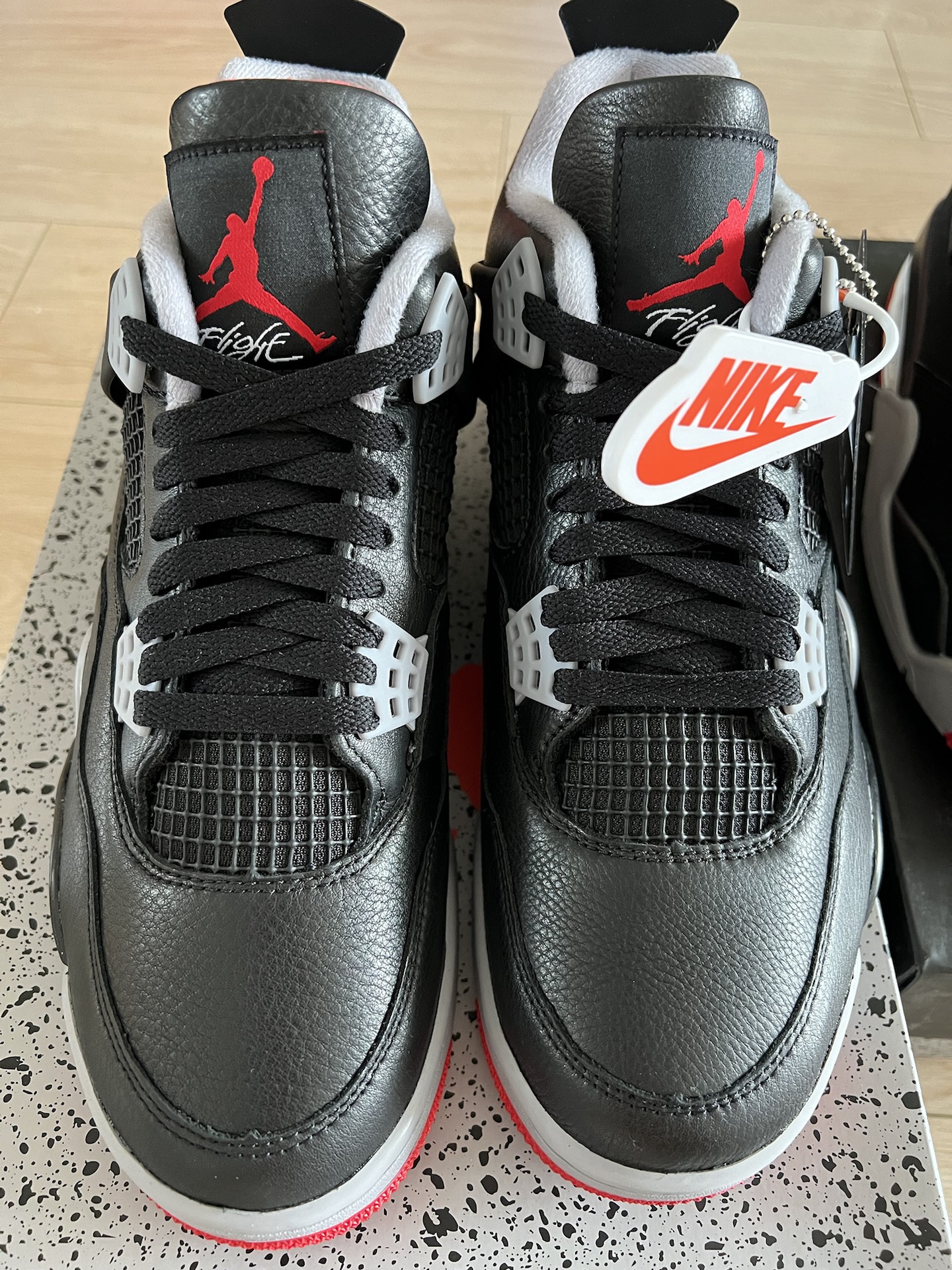 aj4黑红公牛配色24vs19