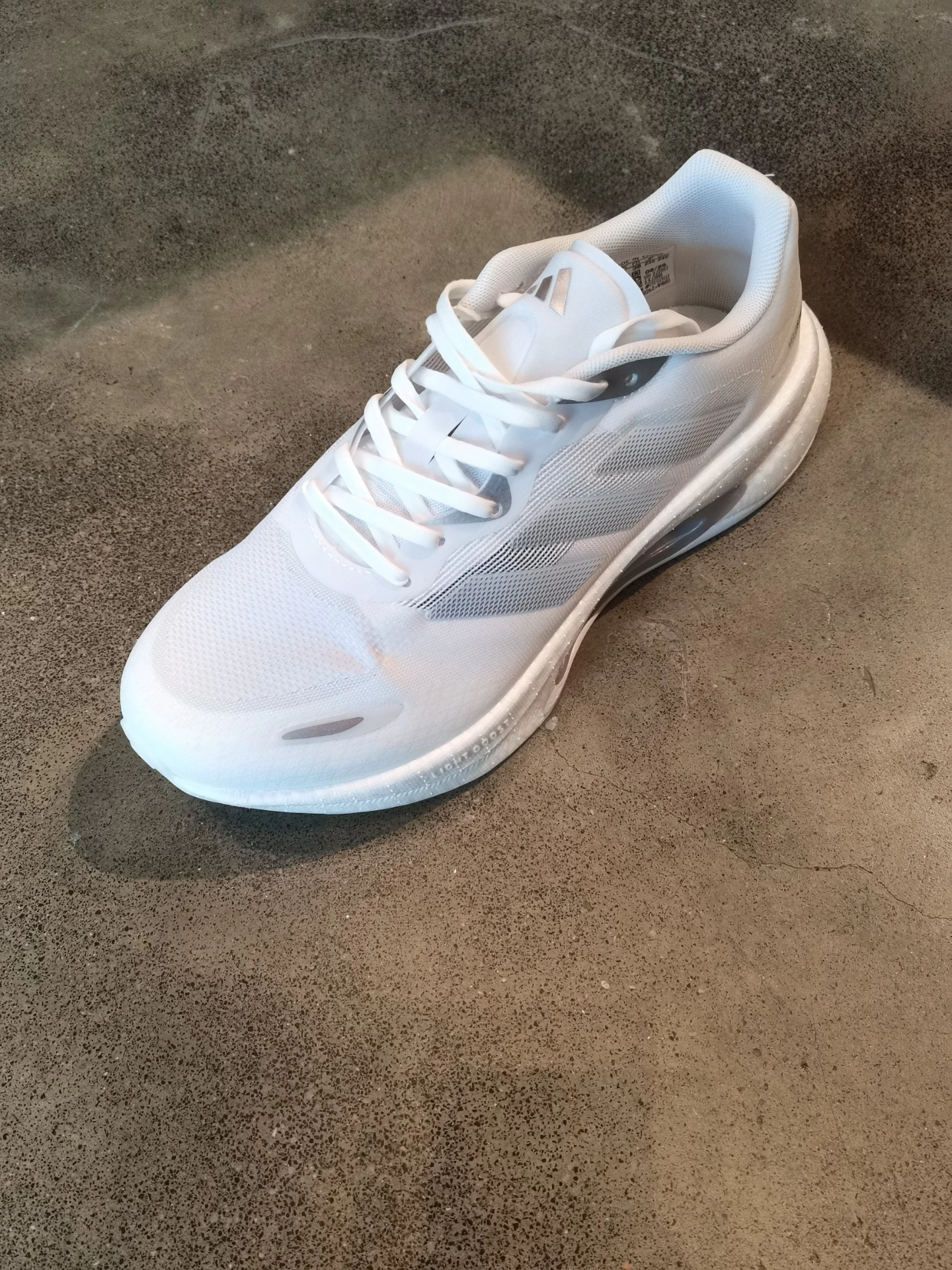  轻盈飞驰跑鞋，每一步都像踩在云朵上 